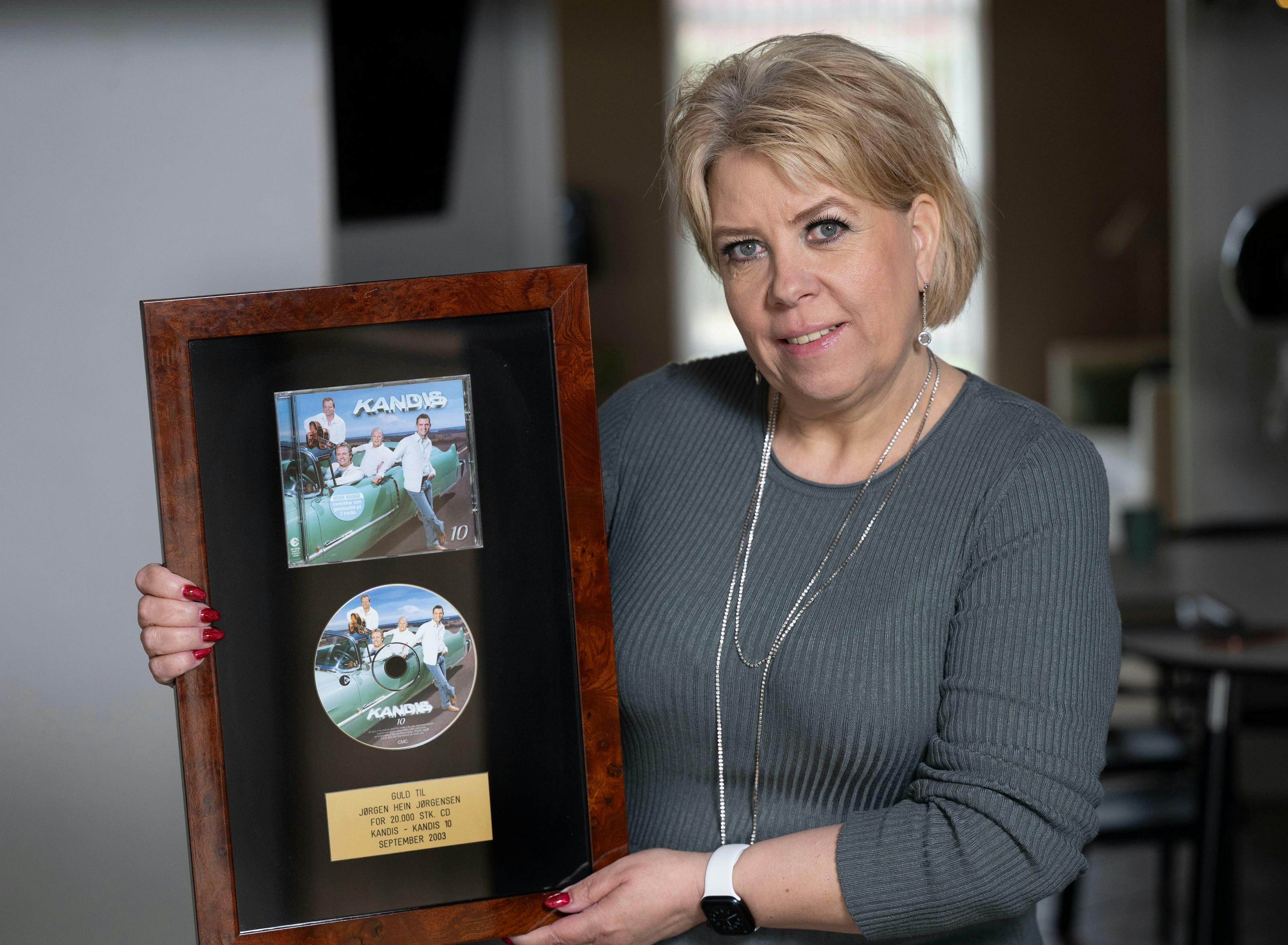 Karina fra "Kandiskuren" fik en rørende gave af Johnny Hansen - en guldplade, der har tilhørt den nu afdøde Kandis-bassist Jørgen Hein.