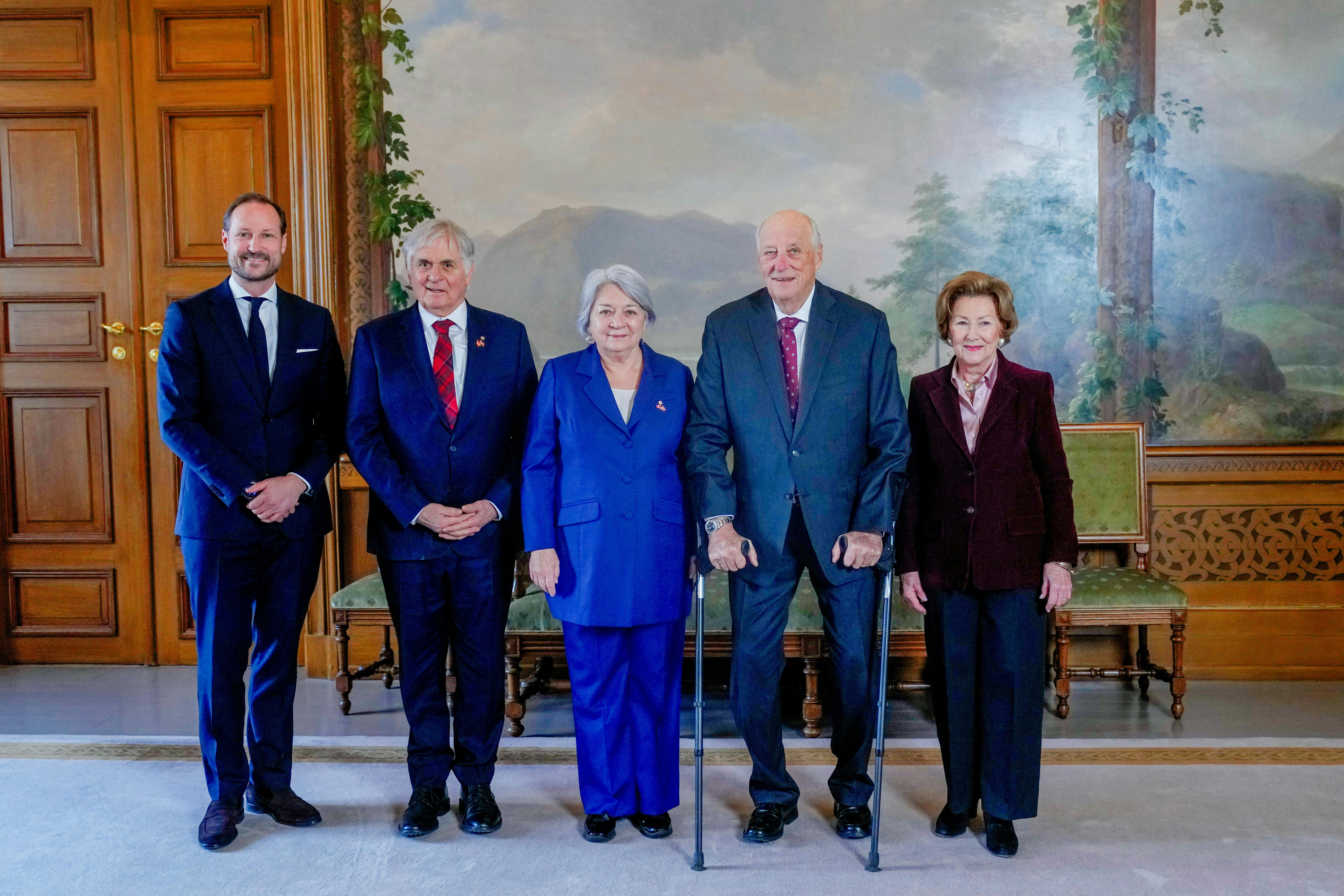 Kronprins Haakon, Whit Grant Fraser, Mary Simon, kong Harald og dronning Sonja.