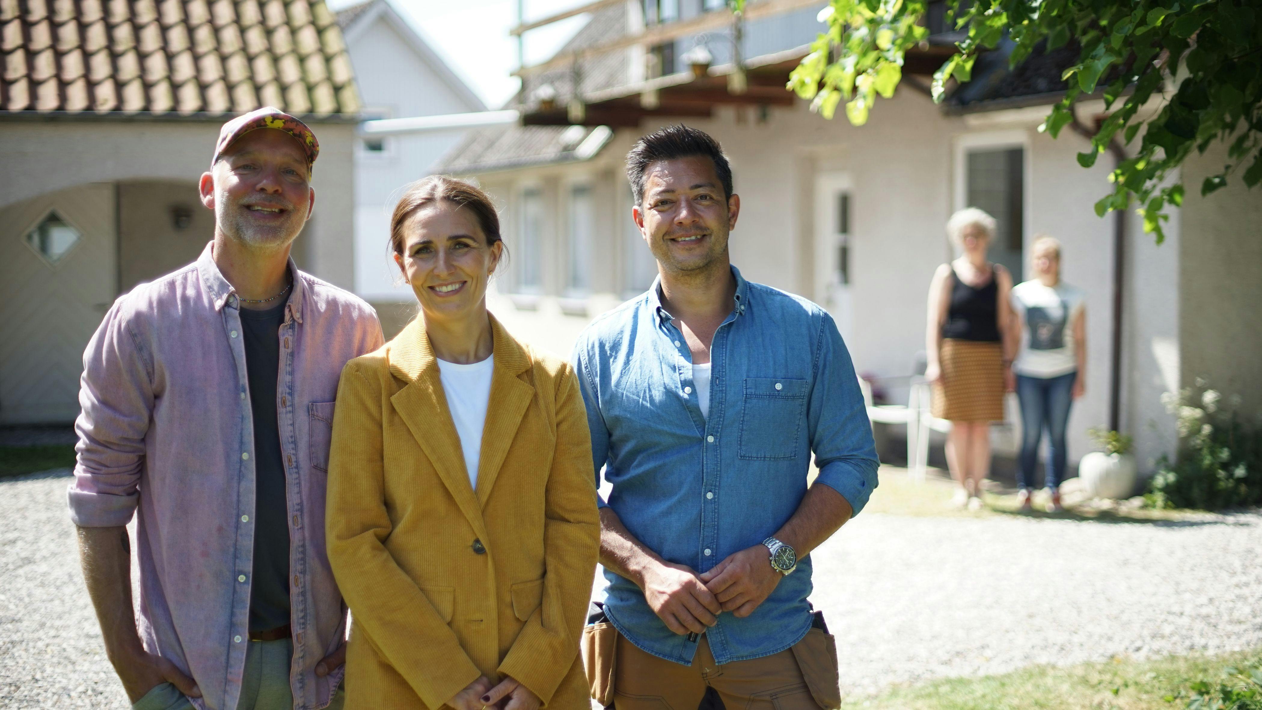 "I hus til halsen"-eksperterne Kalle Thesbjerg, Line Franck og Dennis Lindequist foran Vinnis hus i Lundby.