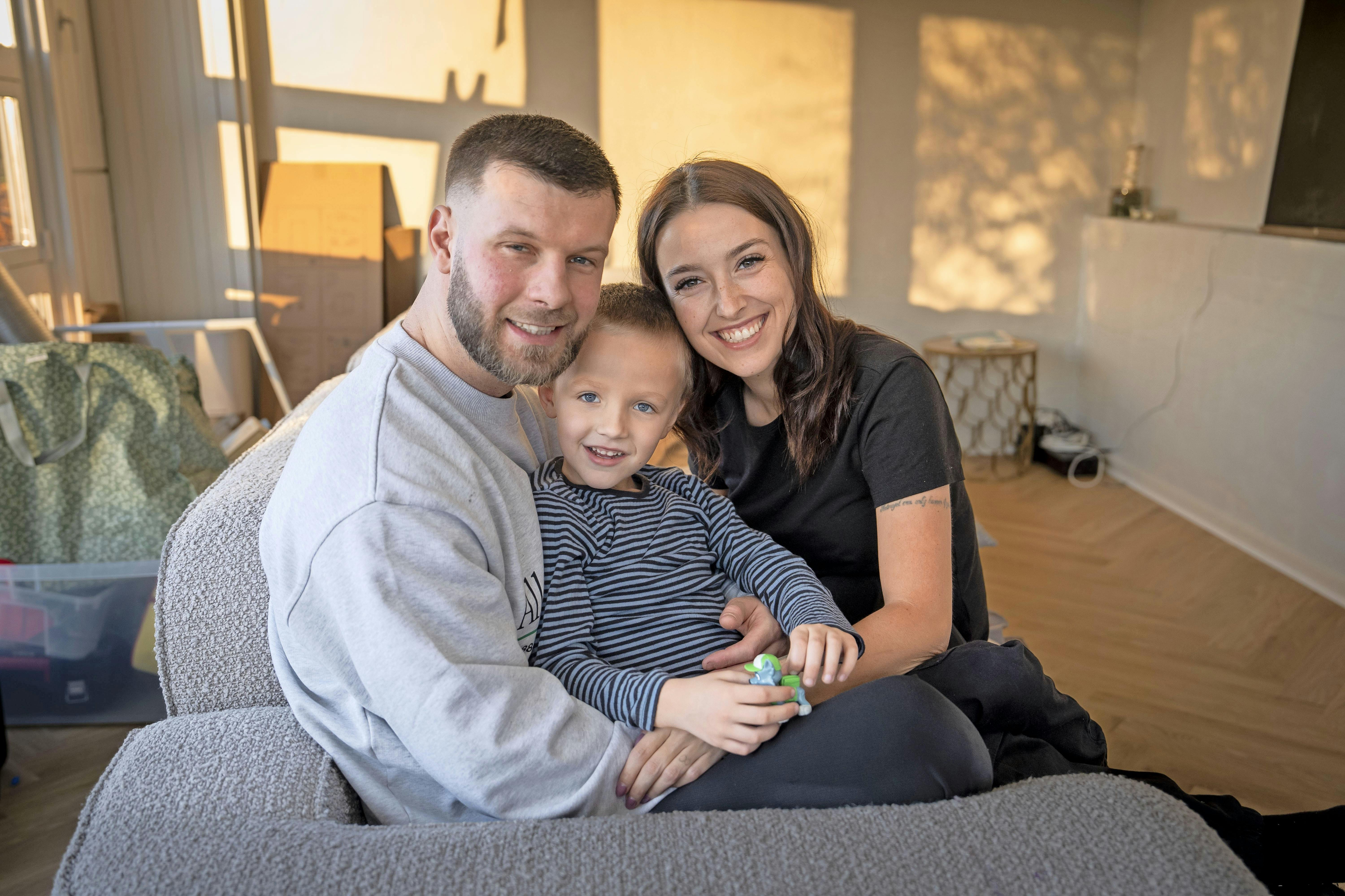 Louie fra "Årgang 20" smelter hjerter i en ny video. Her ses han med sine forældre, Maria og Daniel.