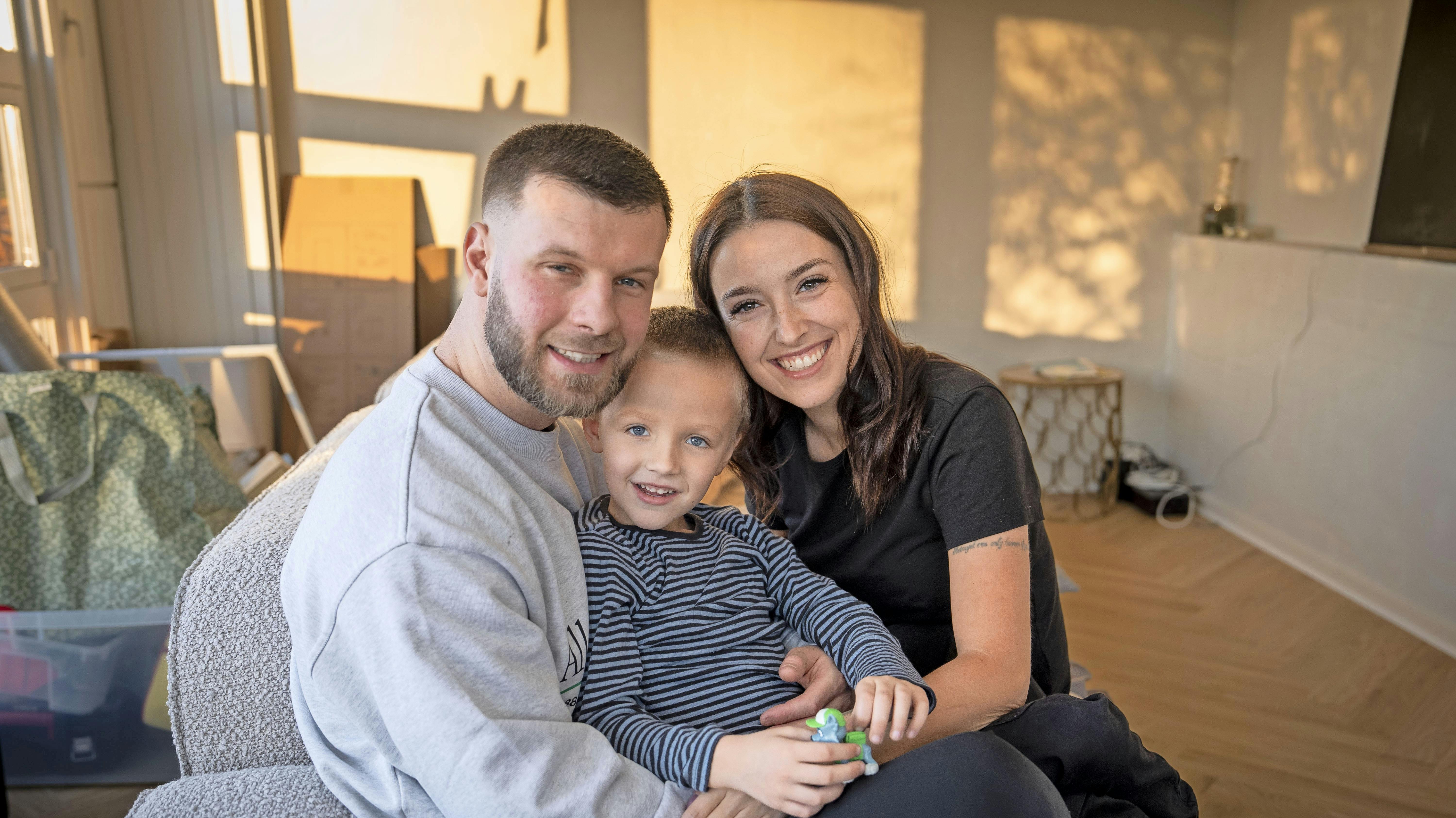 Louie fra "Årgang 20" smelter hjerter i en ny video. Her ses han med sine forældre, Maria og Daniel.