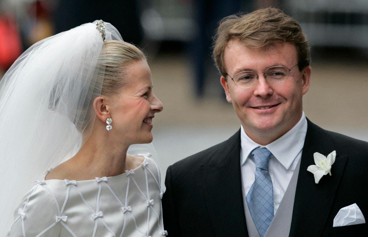 Prinsesse Mabel og prins Friso på bryllupsdagen den 24. april 2004. Prinsen mistede sin plads i arvefølgen som følge af ægteskabet, men insisterede på at blive gift med sin Mabel. 