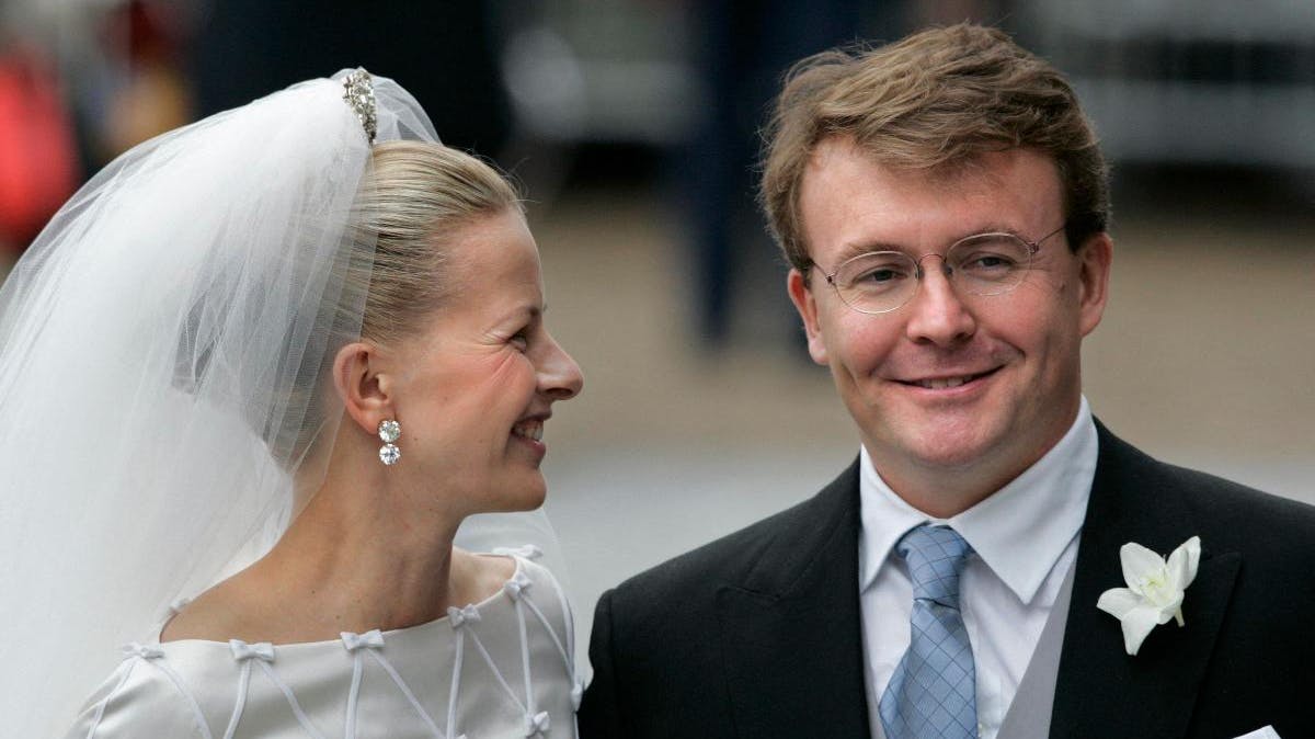 Prinsesse Mabel og prins Friso på bryllupsdagen den 24. april 2004. Prinsen mistede sin plads i arvefølgen som følge af ægteskabet, men insisterede på at blive gift med sin Mabel.