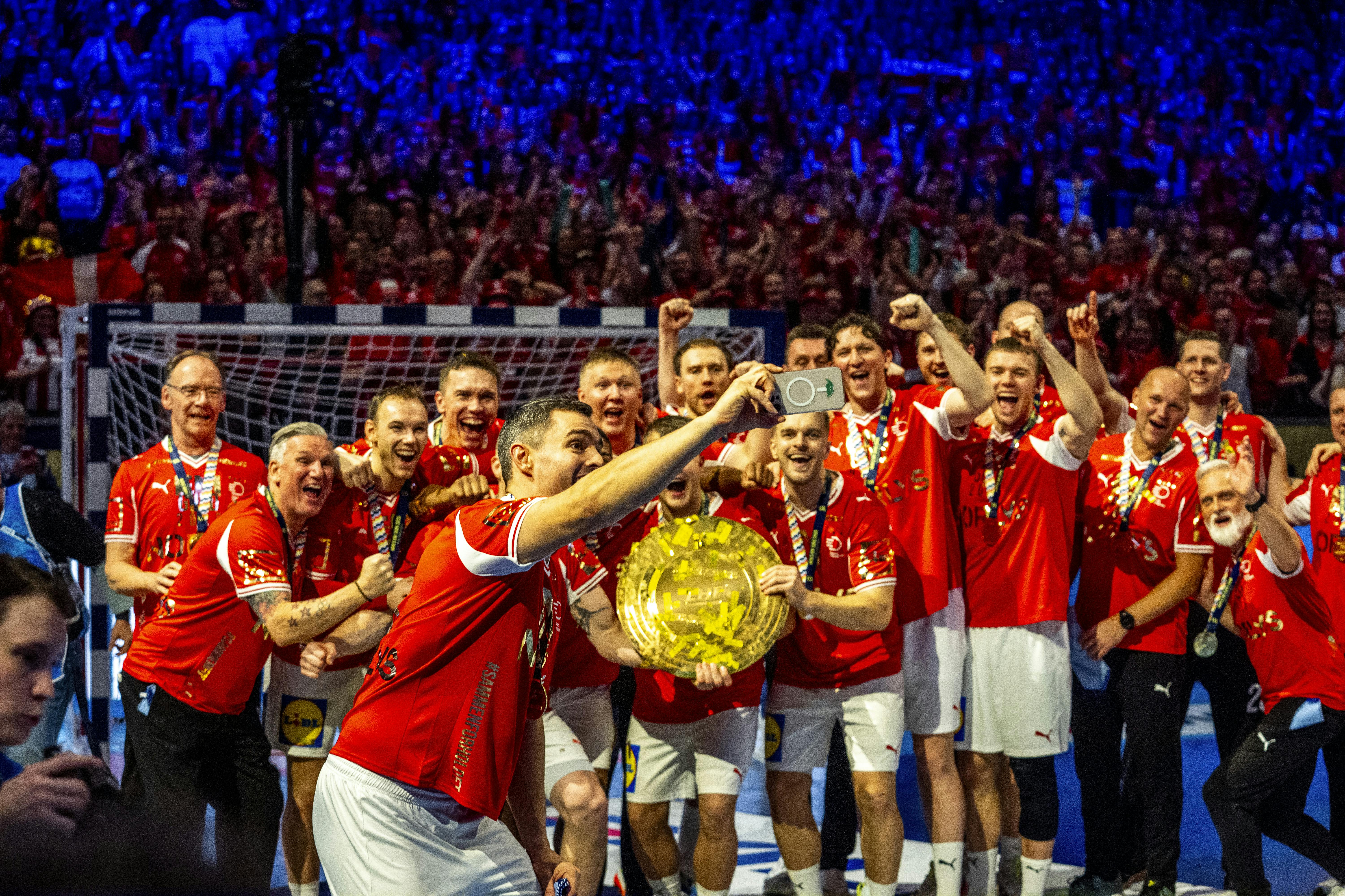 Sikke et pletskud Rasmus Lauge fanger.