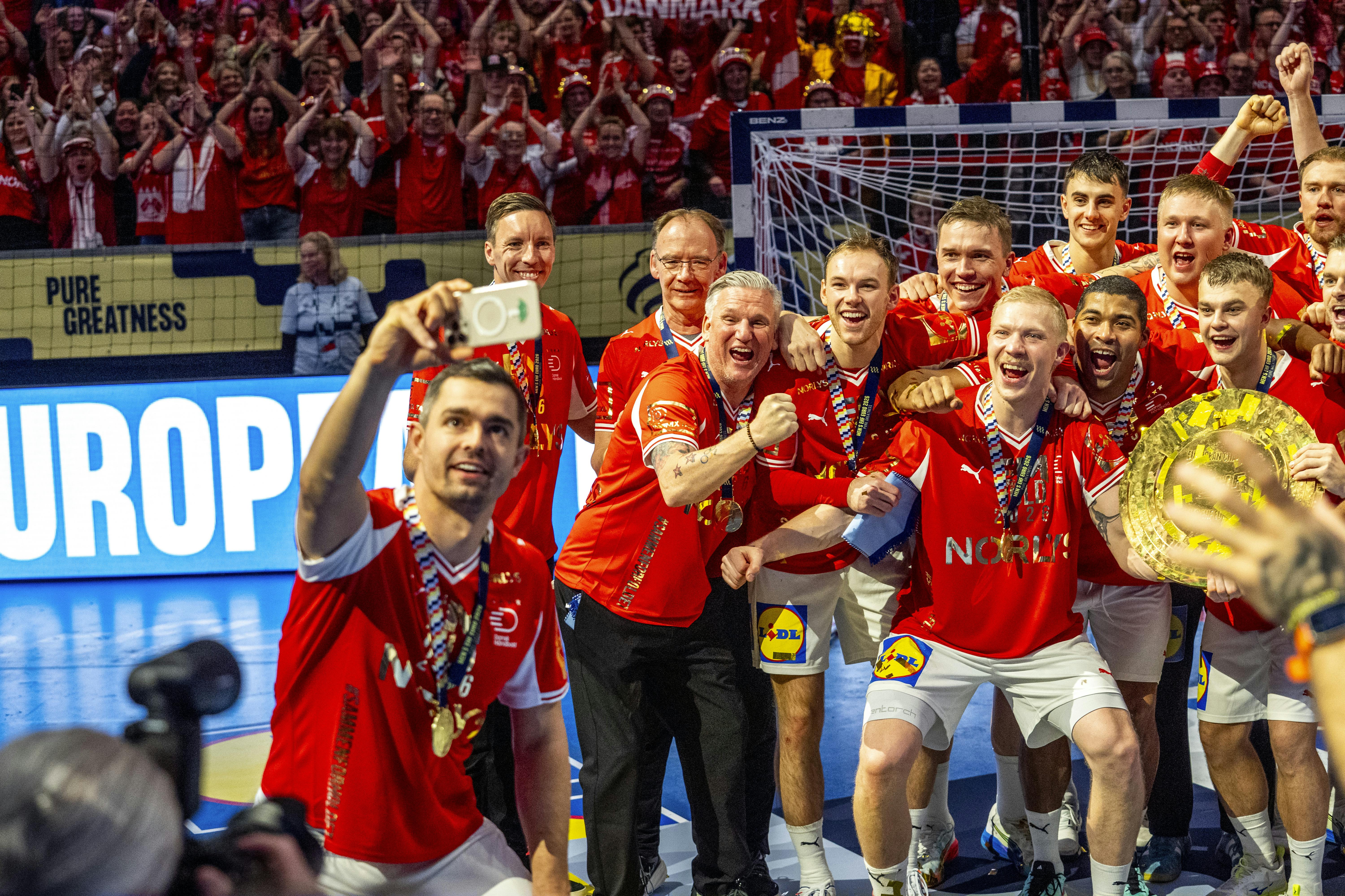 Der var god grund til at smile for Rasmus Lauge, der fik alle med på sit billede.