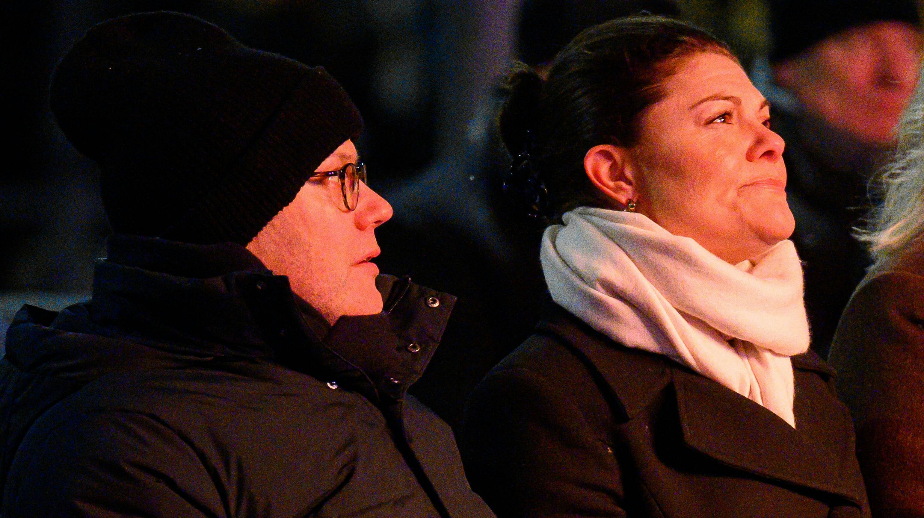 Prins Daniel og kronprinsesse Victoria deltog i den følelsesladede mindehøjtidelighed i Örebro.