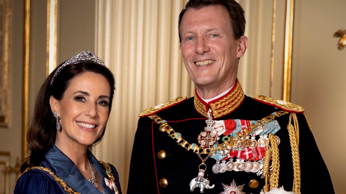 Prinsesse Marie og prins Joachim smiler til fotografen under en helt speciel fotosession på Amalienborg