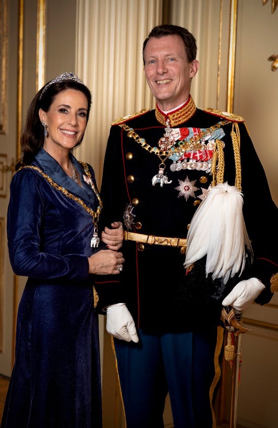 Prinsesse Marie har kærligt fat i prins Joachim på det nye officielle billede