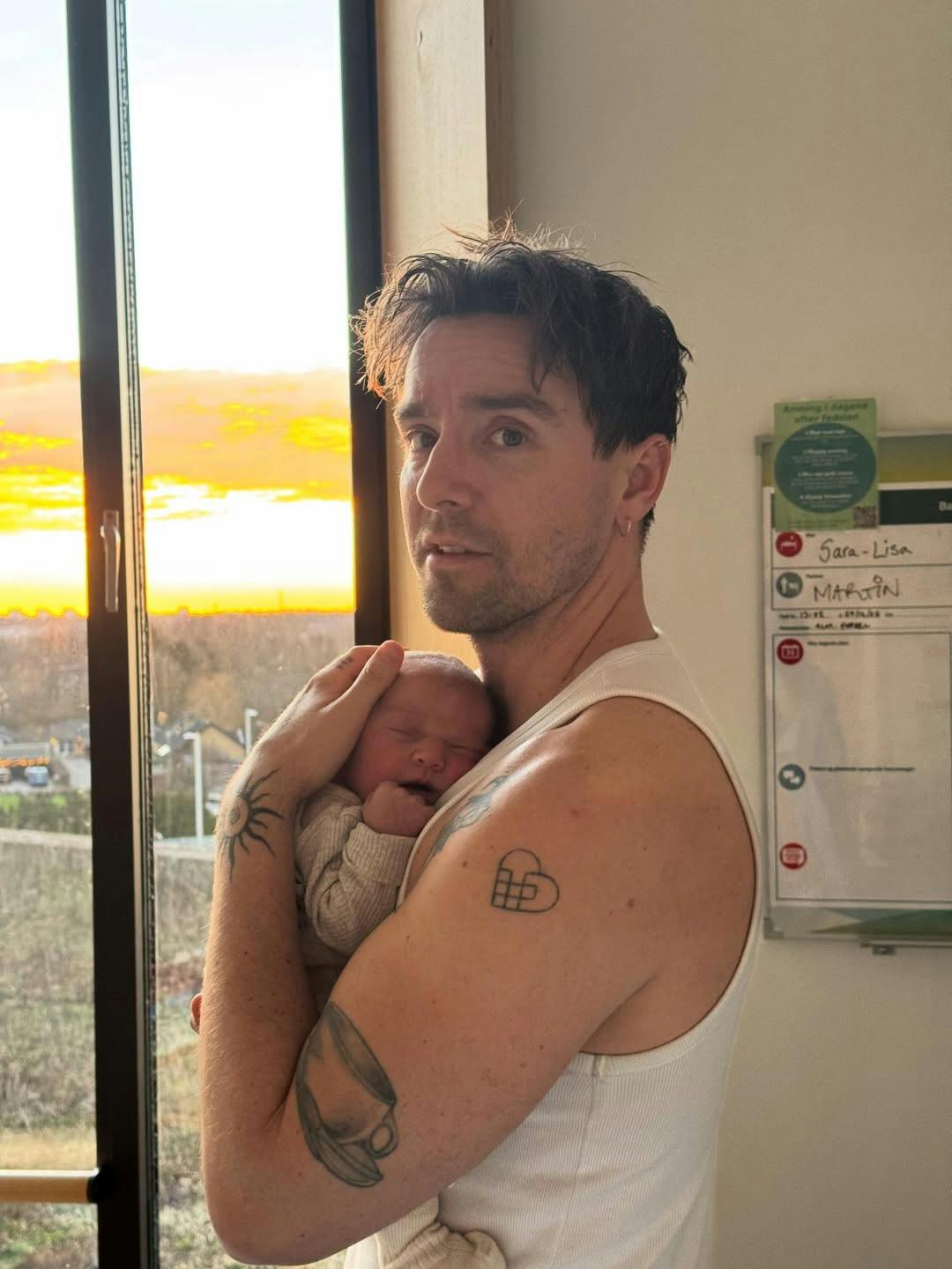 Martin Johannes Larsen med sin lille datter Flo i armene. BILLED-BLADET har fået lov at bringe billedet.