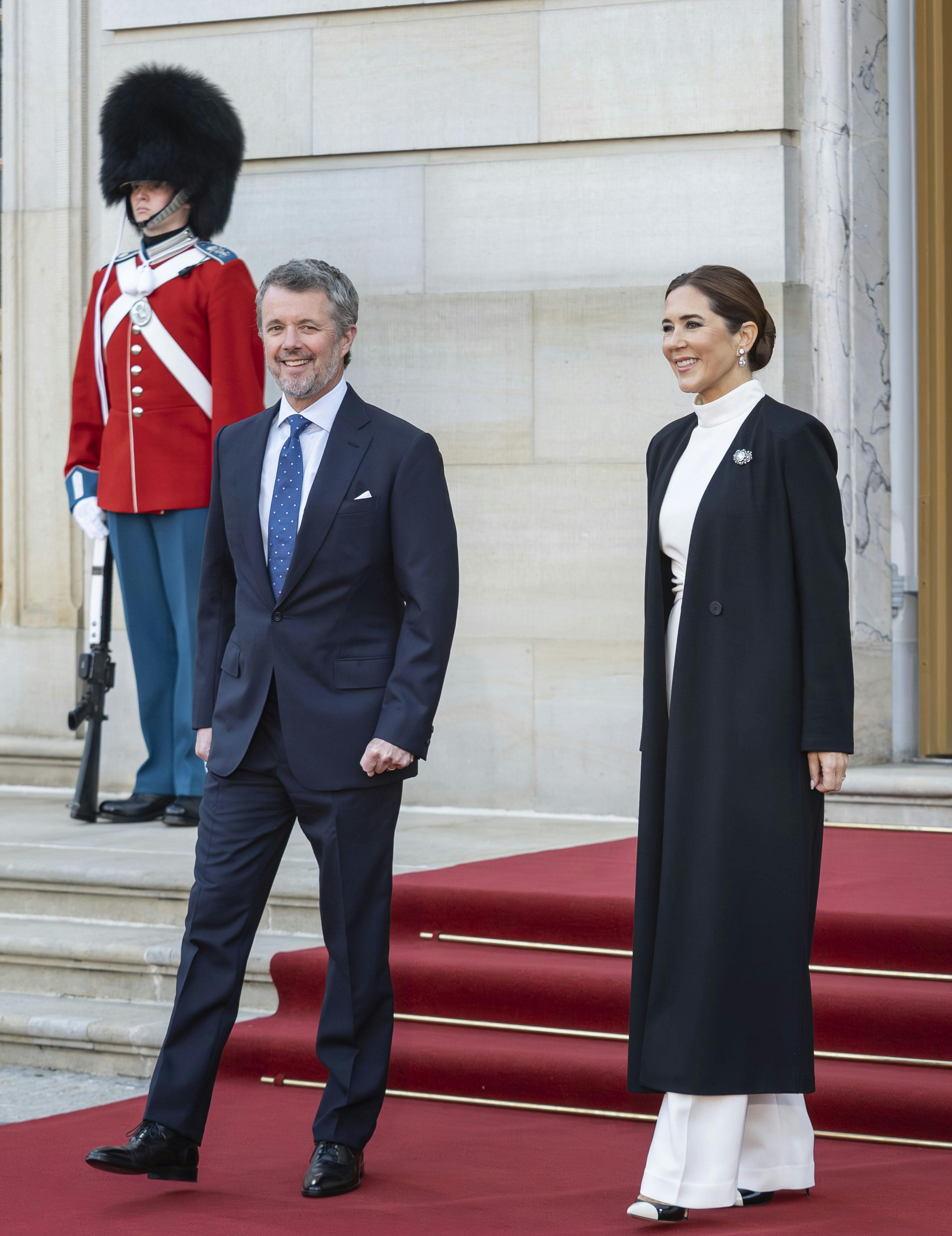 Mange kender gardernes røde gallauniformer - de er dog ikke varme nok under en snestorm. 