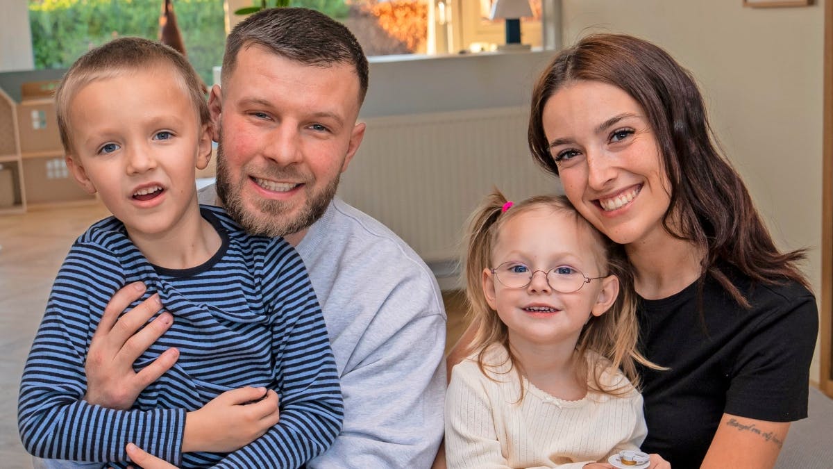 Daniel og Maria fra "Årgang 20" med børnene Louie og Asta. 