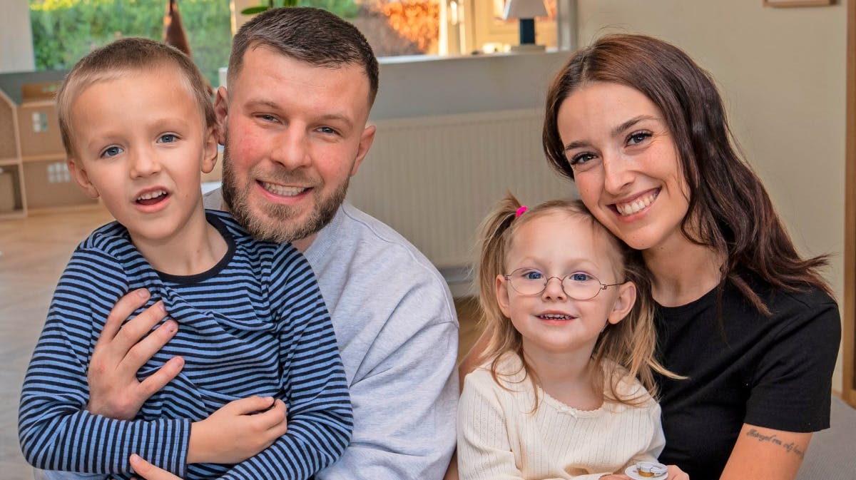 Daniel og Maria fra "Årgang 20" med børnene Louie og Asta.