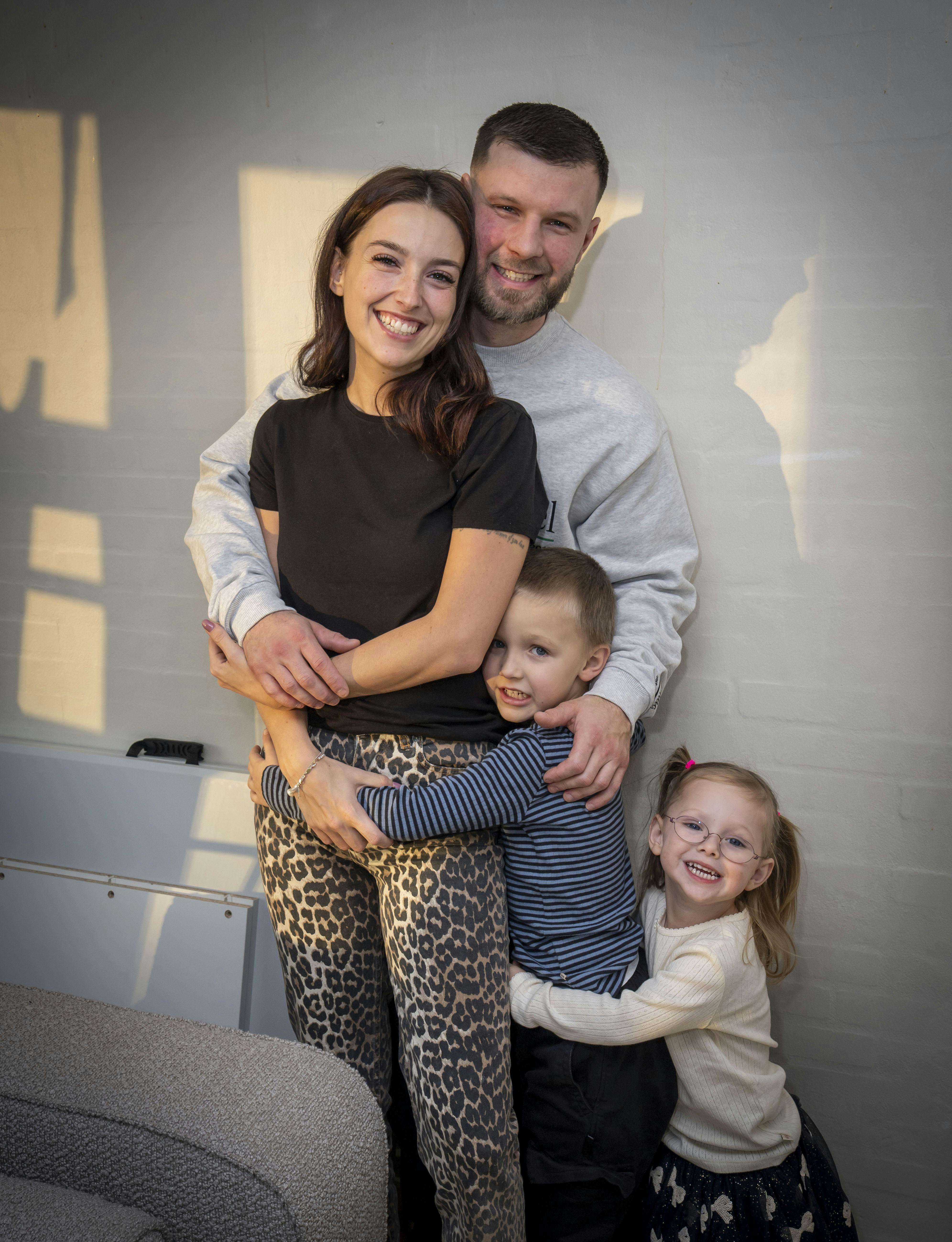 Daniel og Maria fra "Årgang 20" med børnene Louie og Asta. 