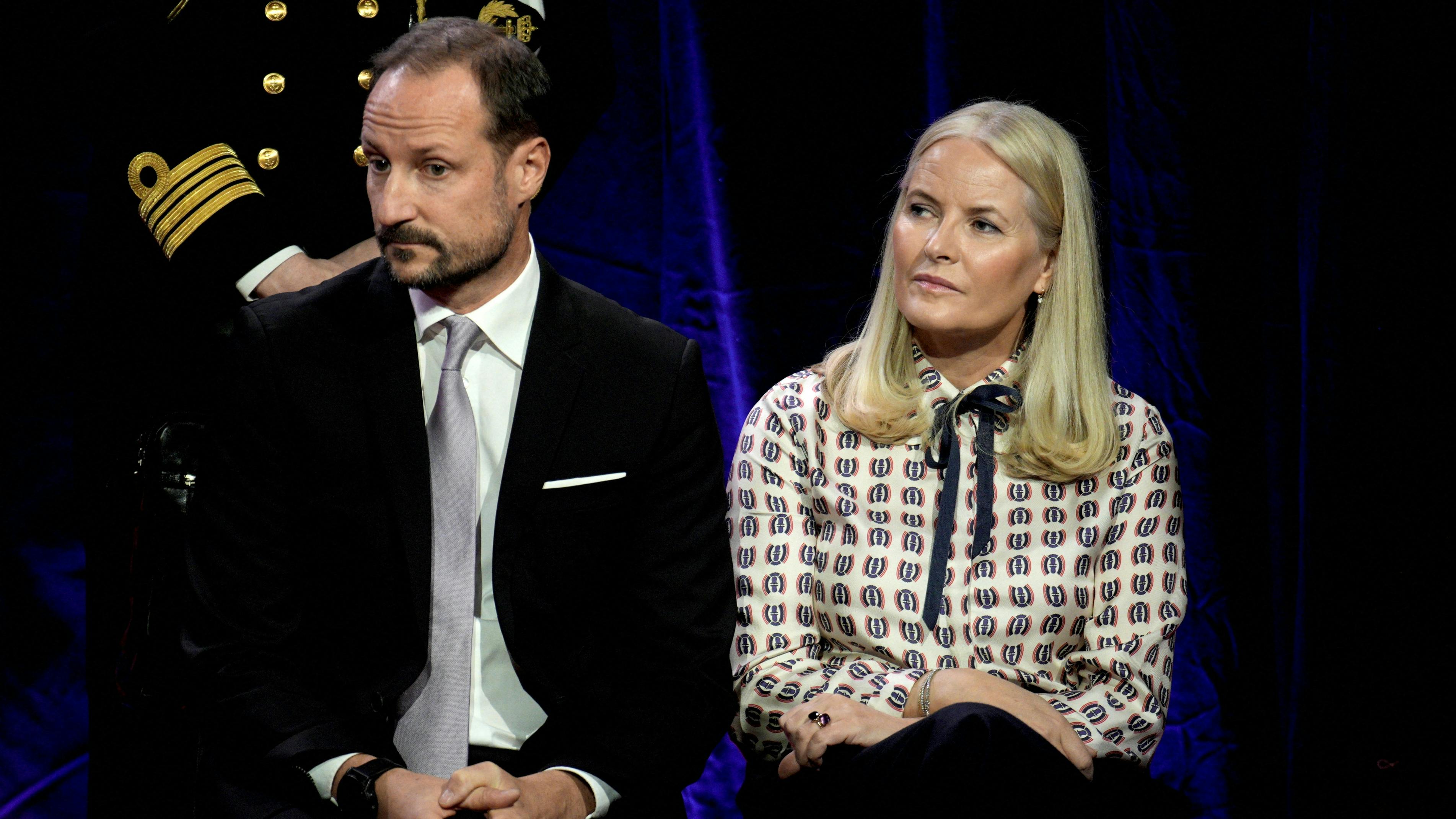 Kronprins Haakon støtter sin hustru, kronprinsesse Mette-Marit, midt i en svær tid.