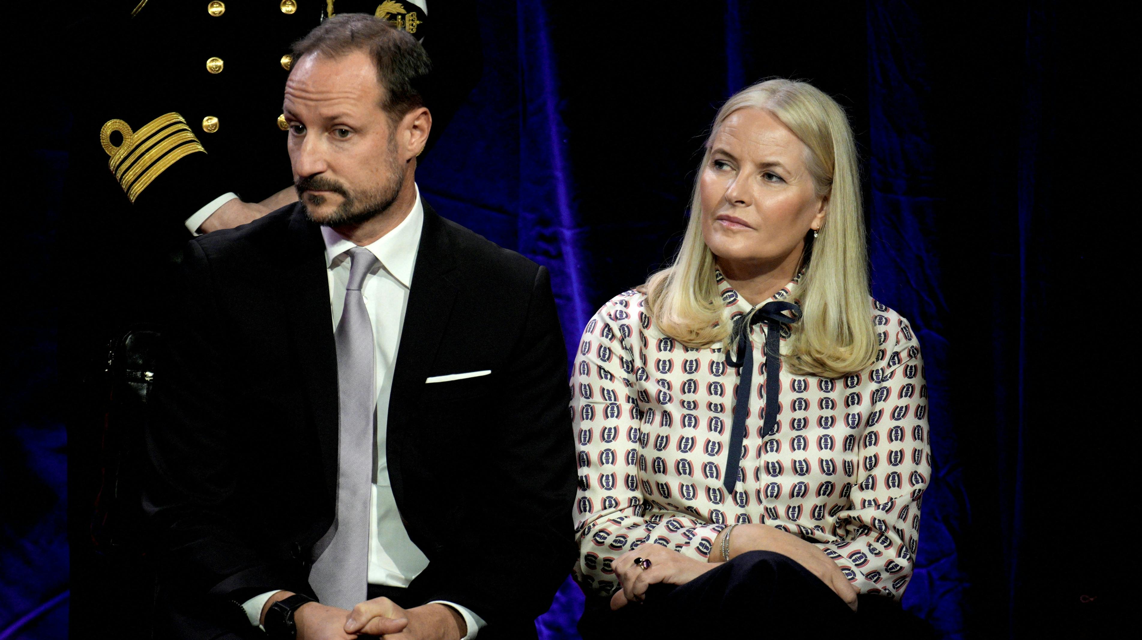 Kronprins Haakon støtter sin hustru, kronprinsesse Mette-Marit, midt i en svær tid.