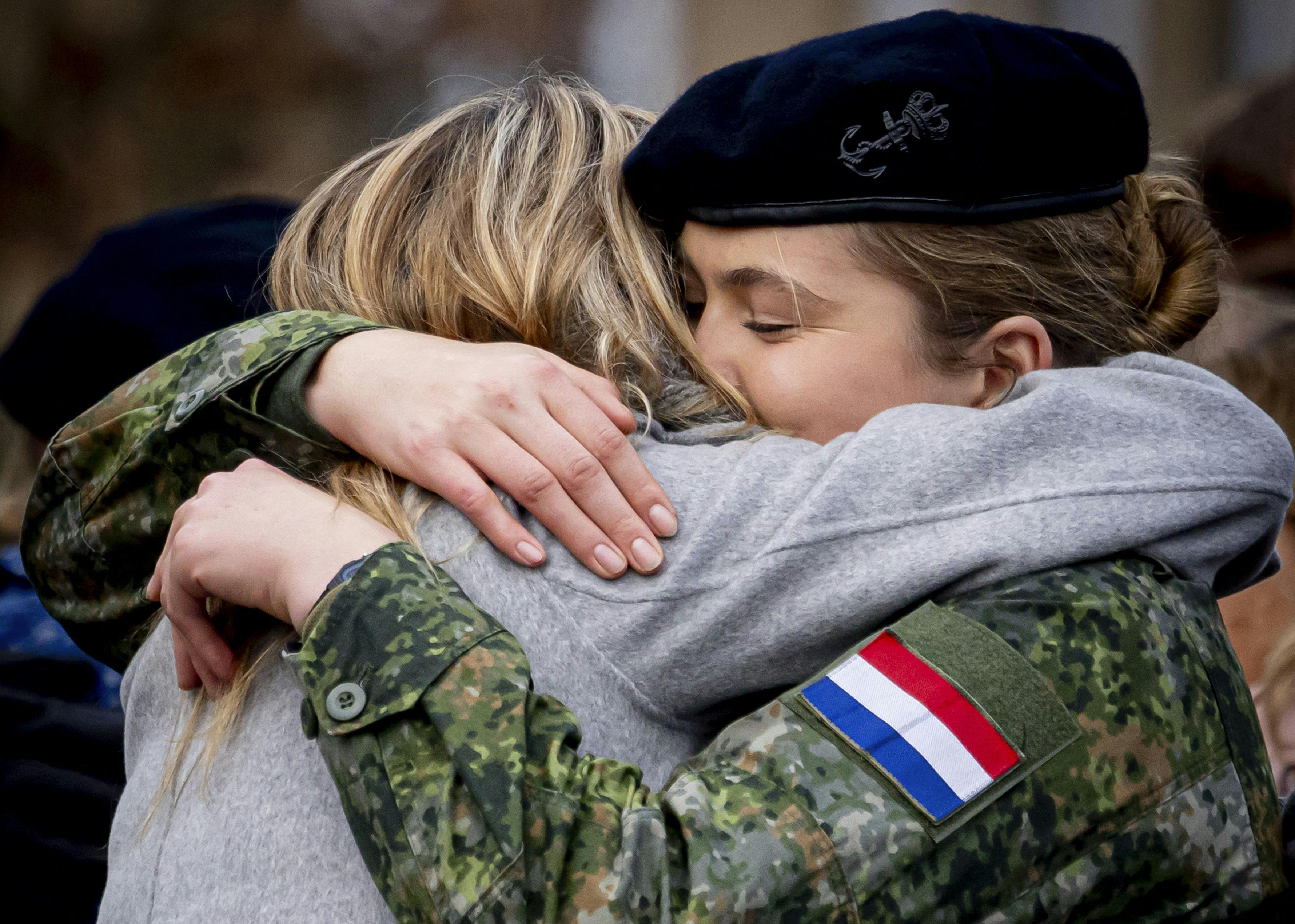 Dronning Maxima gav sin ældste datter et stort kram, da prinsesse Amalia afsluttede den almene militære uddannelse.