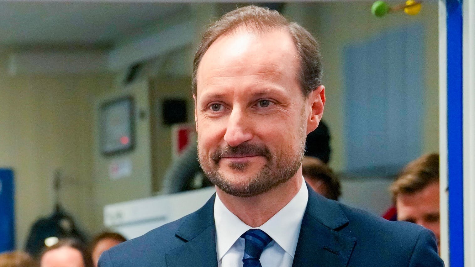 Kronprins Haakon på besøg hos en børnehave. 