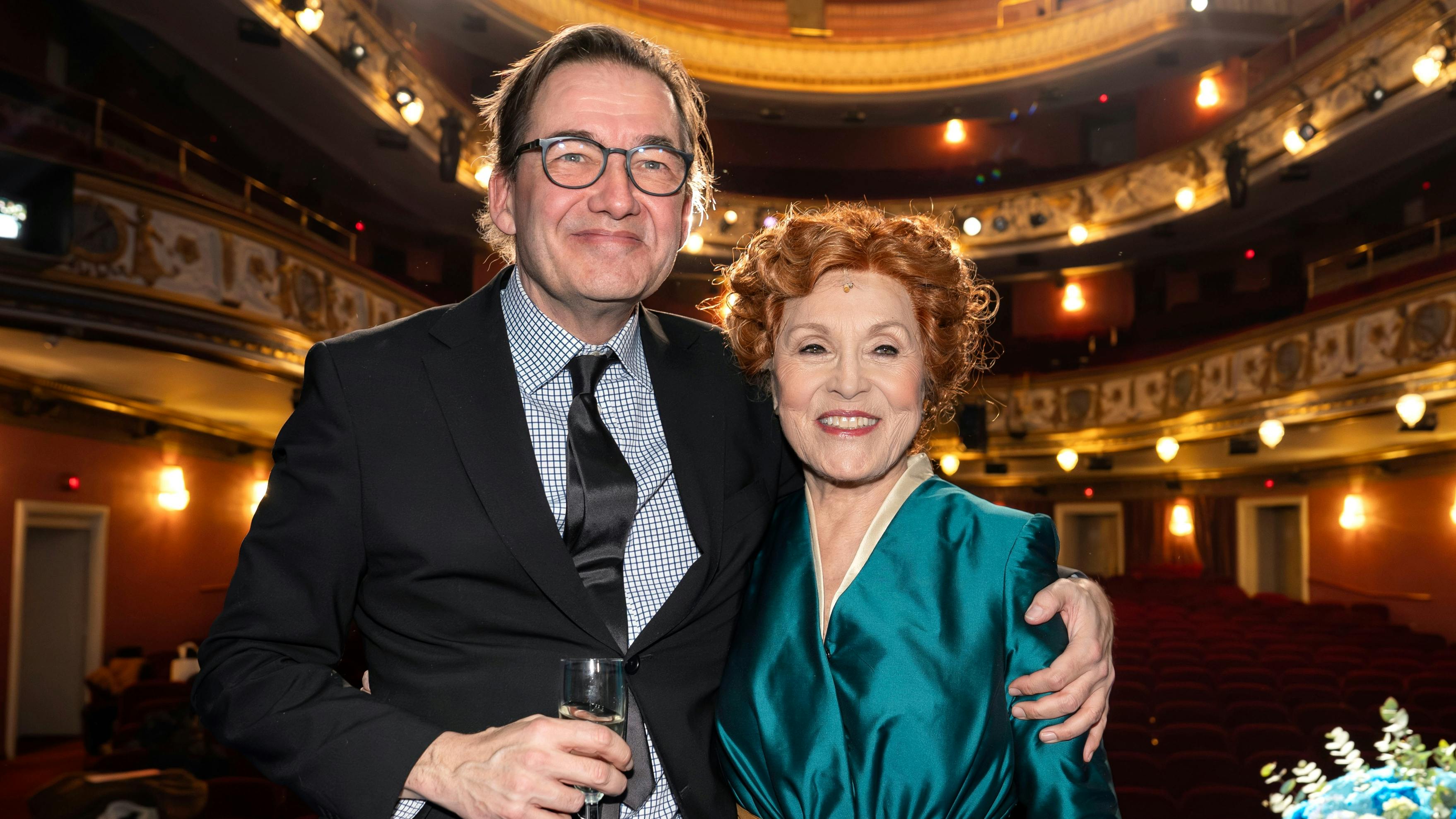 Susse Wold med sønnen Christian Mørk til premieren på "My Fair Lady", hvor hun spiller Mrs. Higgins. 