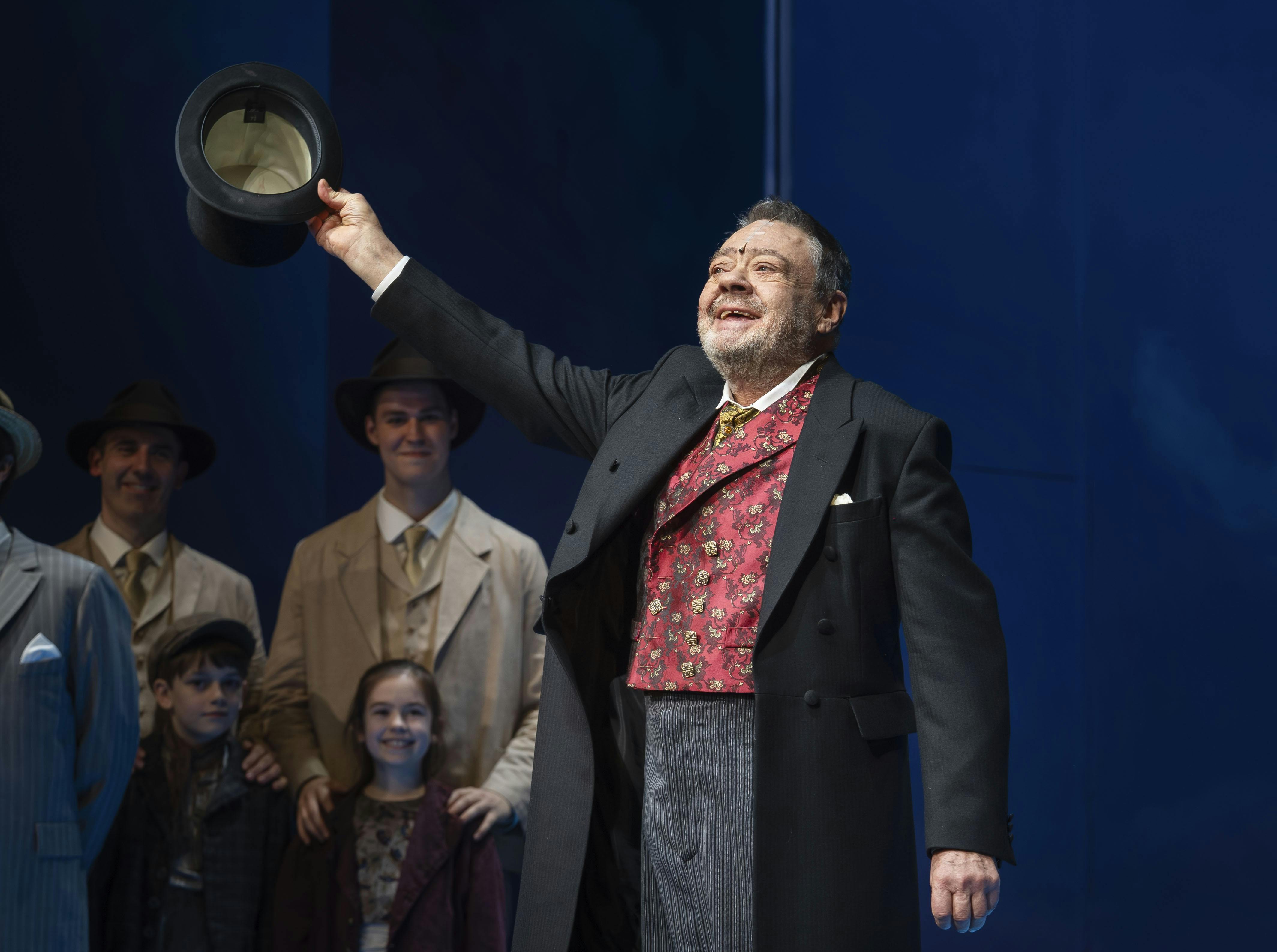 Tommy Kenter modtog publikums applaus efter premieren på musicalen "My Fair Lady", hvor han spiller Alfred P. Doolittle.