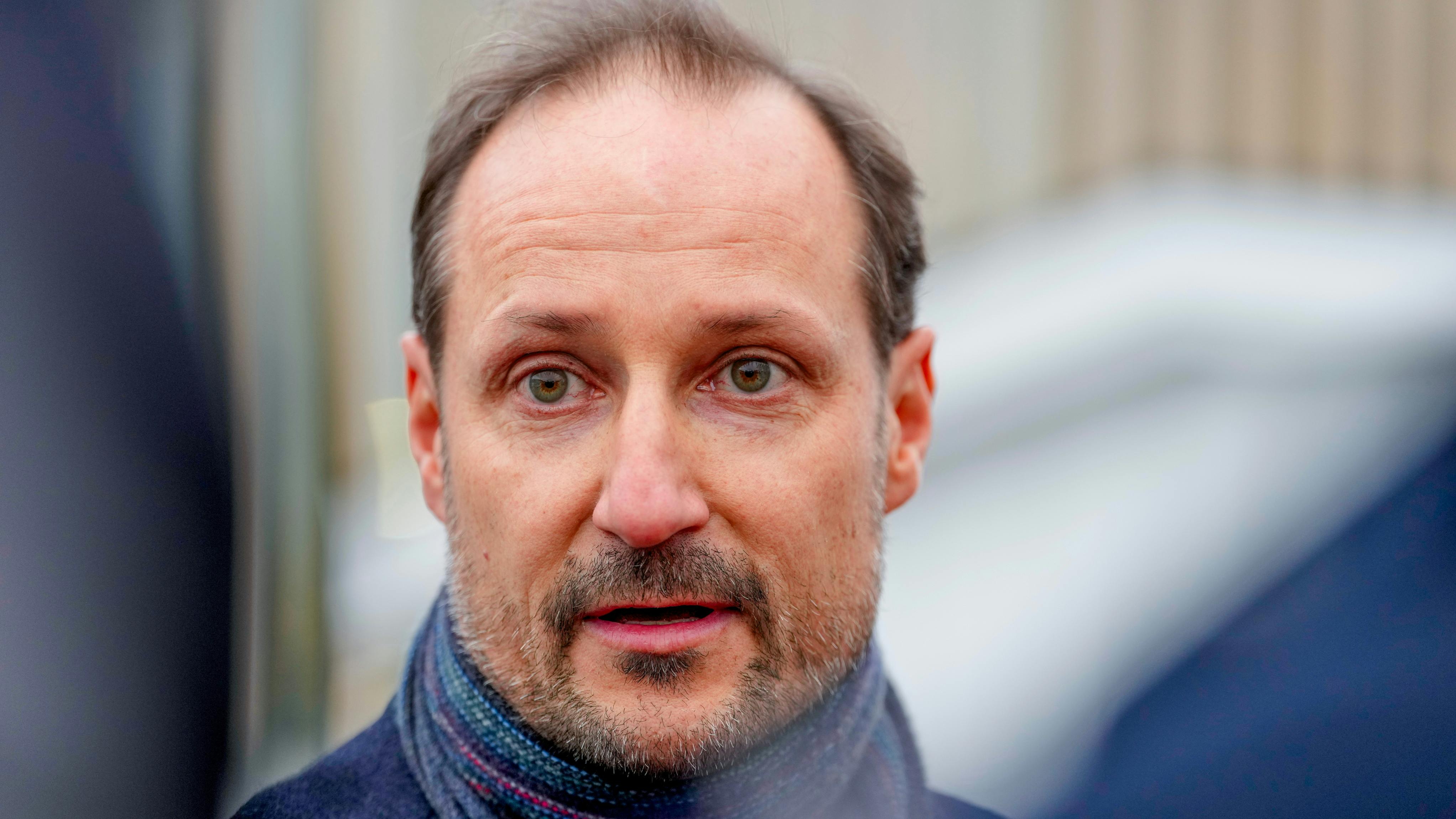 Kronprins Haakon mødte fredag eftermiddag pressen med en yderst alvorlig mine.&nbsp;