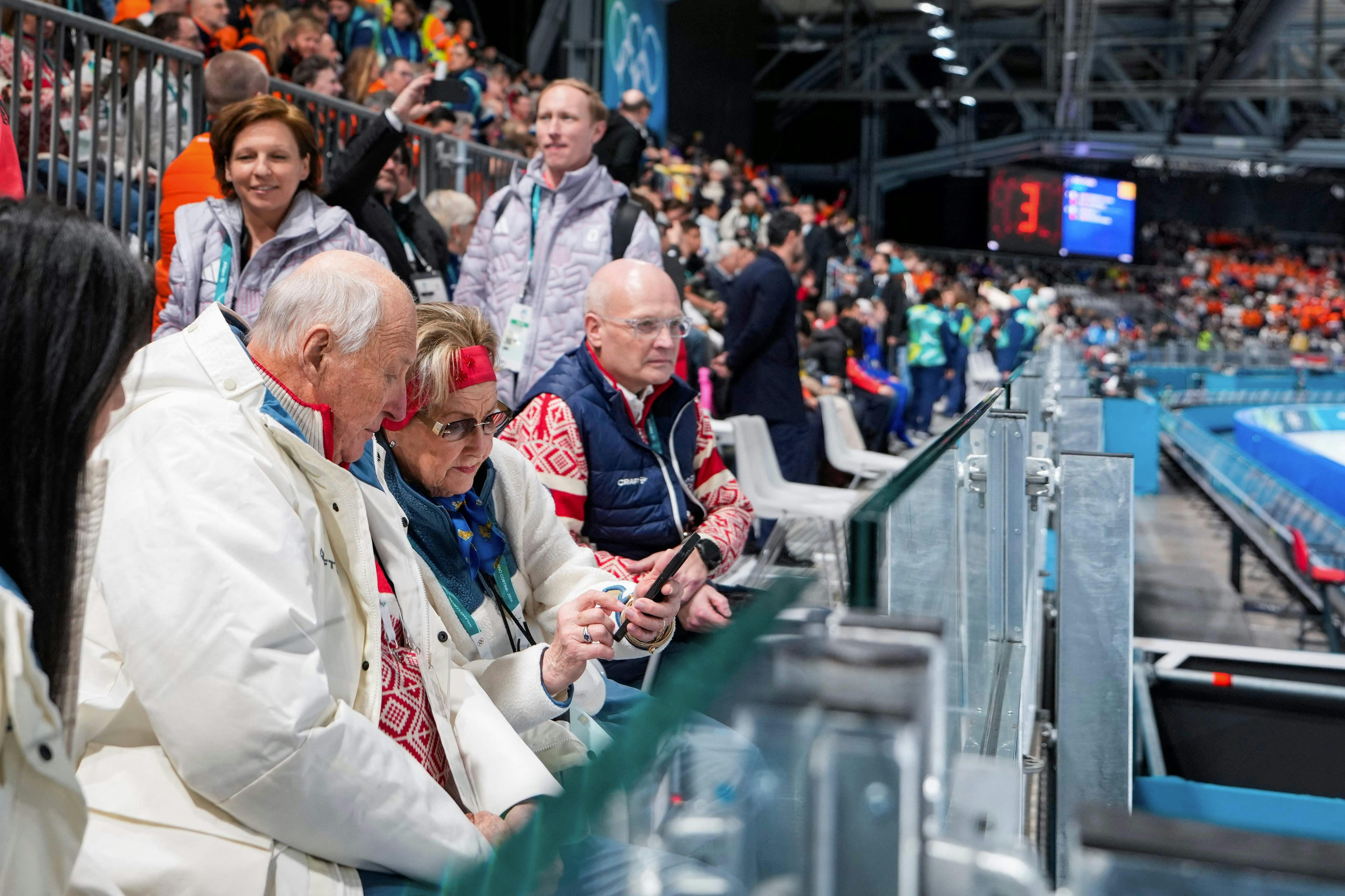 Kong Harald V av Norge (Kong Harald og Dronning Sonja av Norge (2. fra venstre) sitter på tribunen mens de deltar på 3000 meter i hurtigløp for kvinner under vinter-OL i Milano Cortina 2026 på skøytestadionet i Milano 7. februar 2026. (Foto: Heiko Junge / NTB / AFP) / Norge OUT