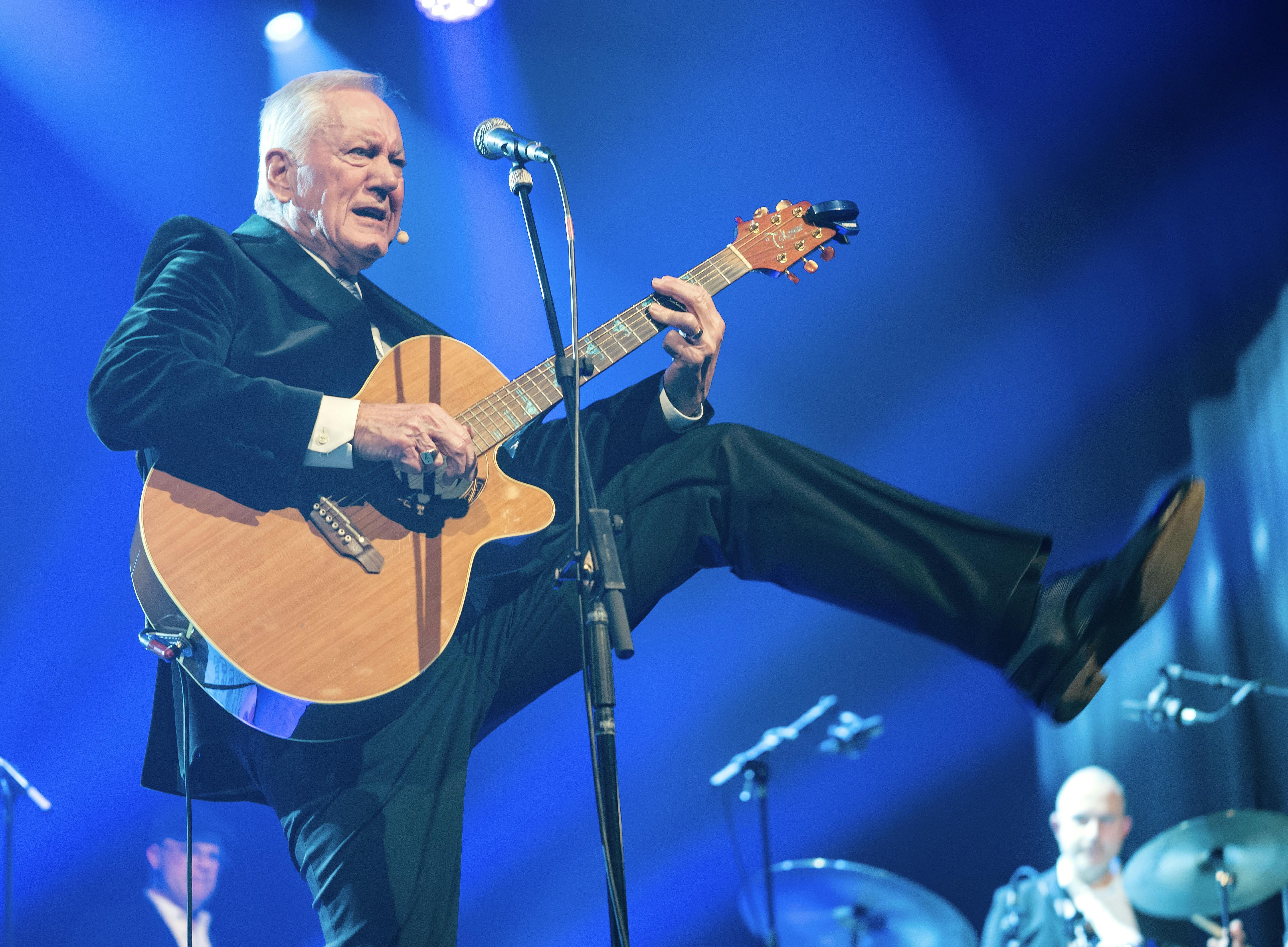Keld Heick giver den gas på scenen i Greve.