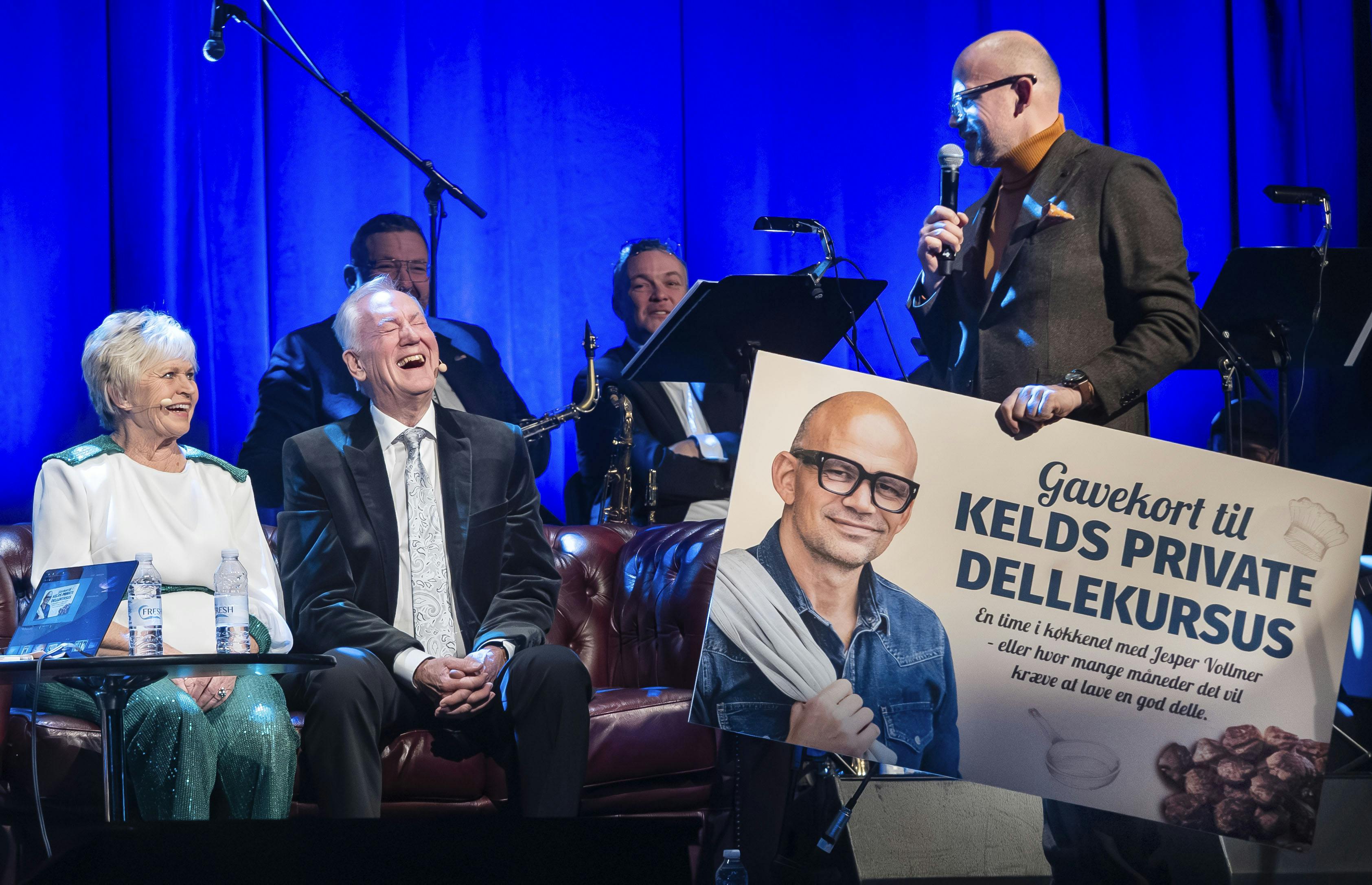 Keld og Hilda Heick morer sig over svigersønnens kreative gave.