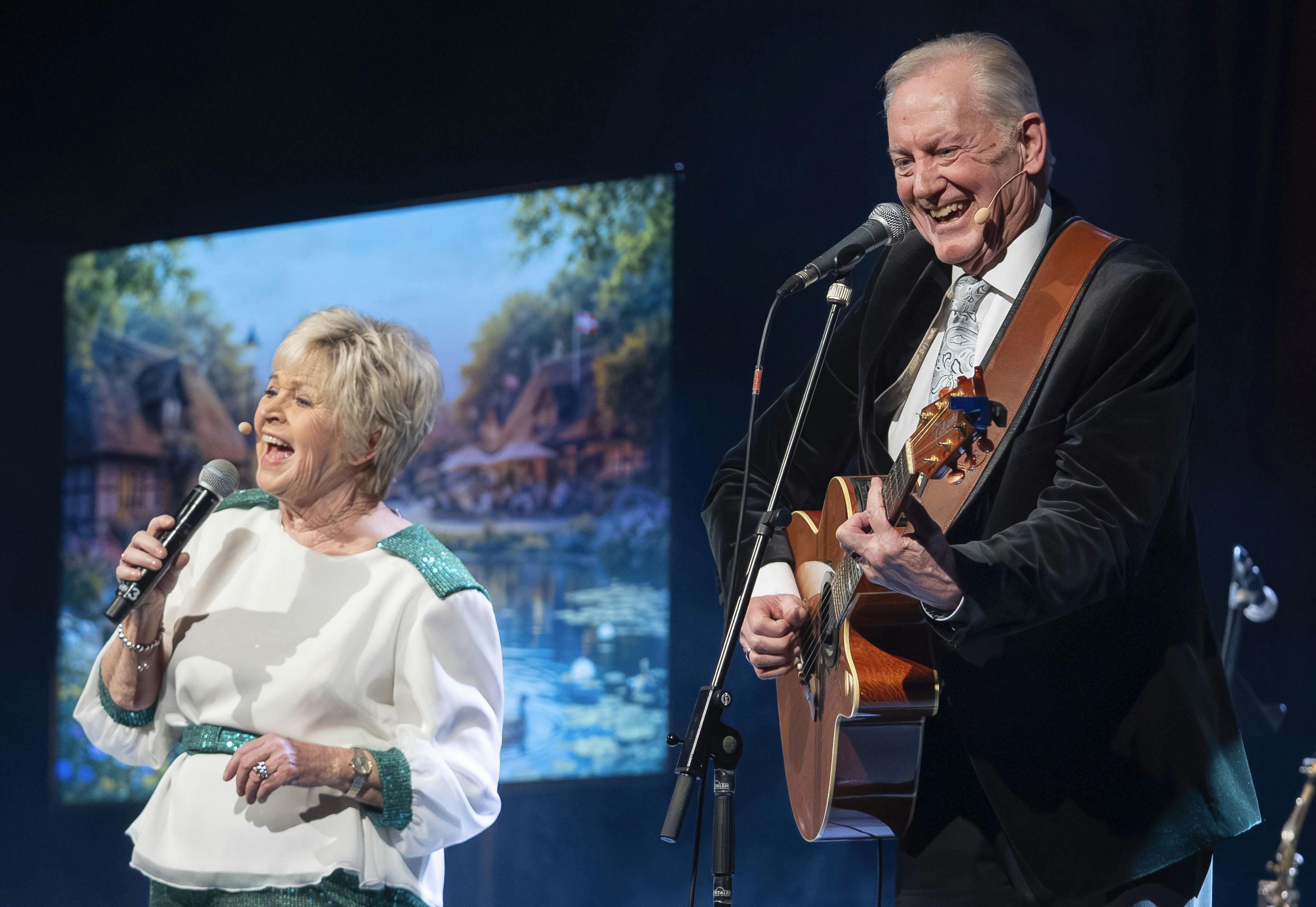 Keld og Hilda Heick i aktion på scenen.