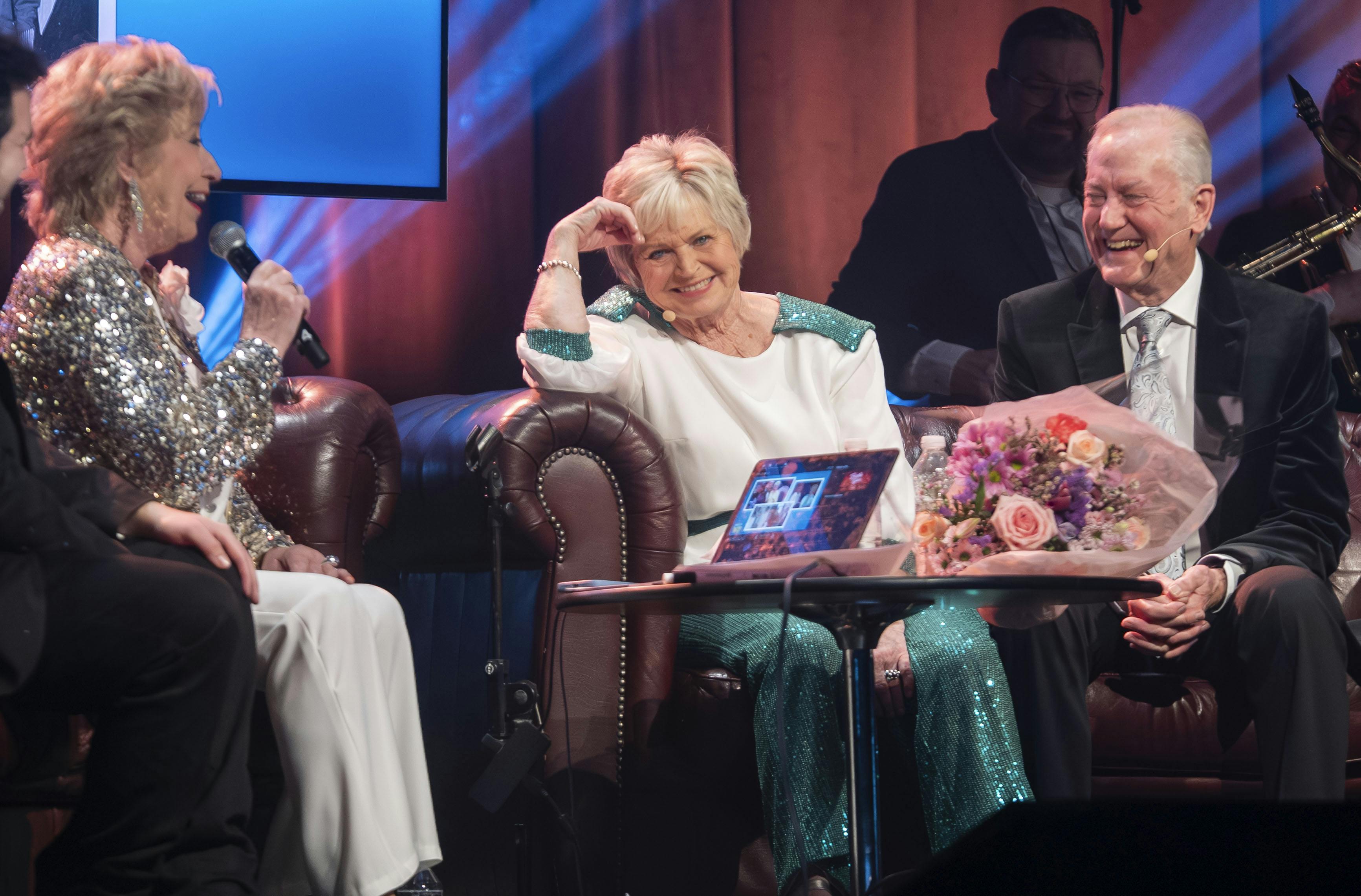 Birthe Kjær i sofaen med Keld og Hilda til afskedskoncert i Greve.