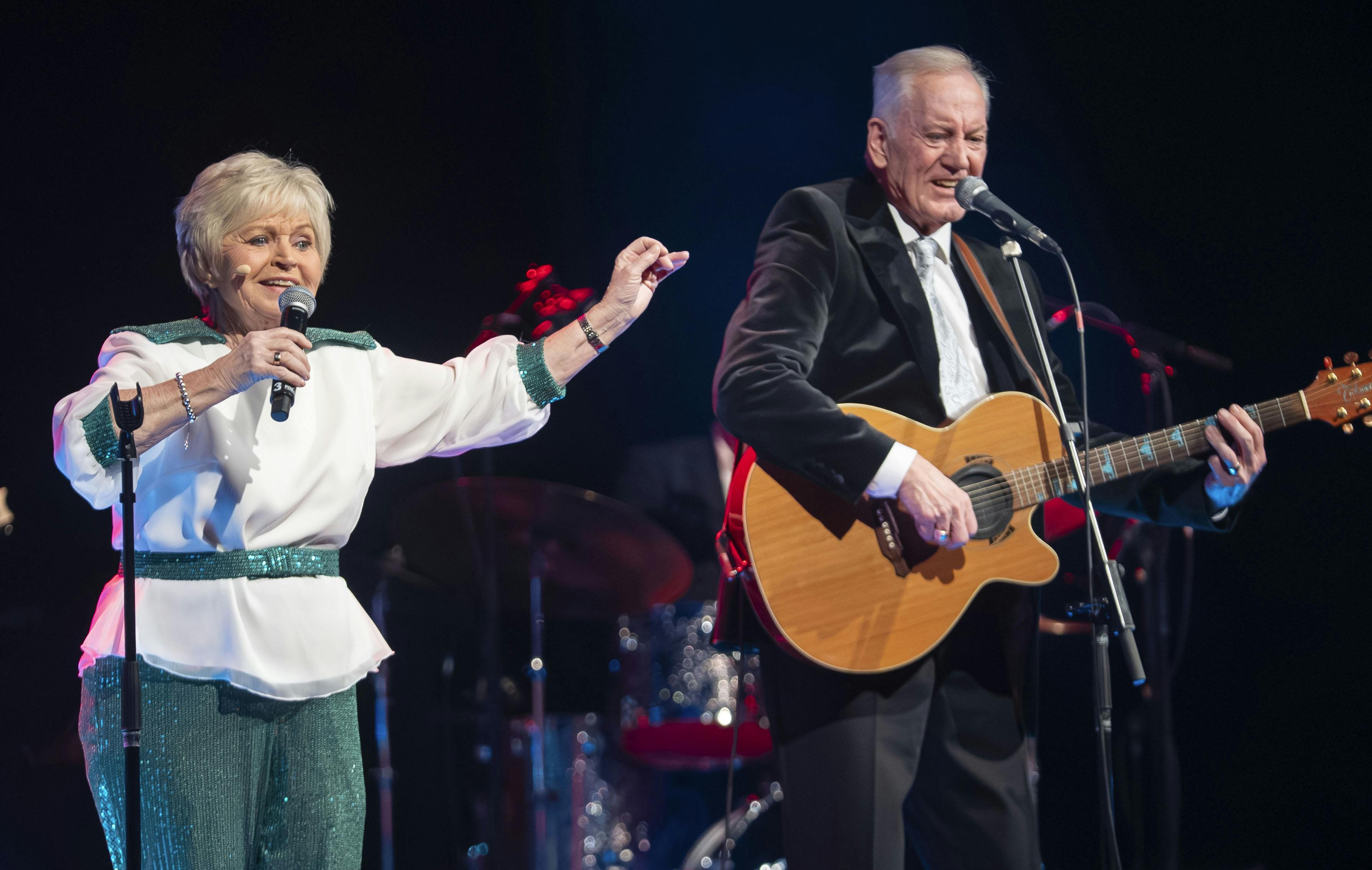 Keld og Hilda på scenen til deres afskedskoncert.