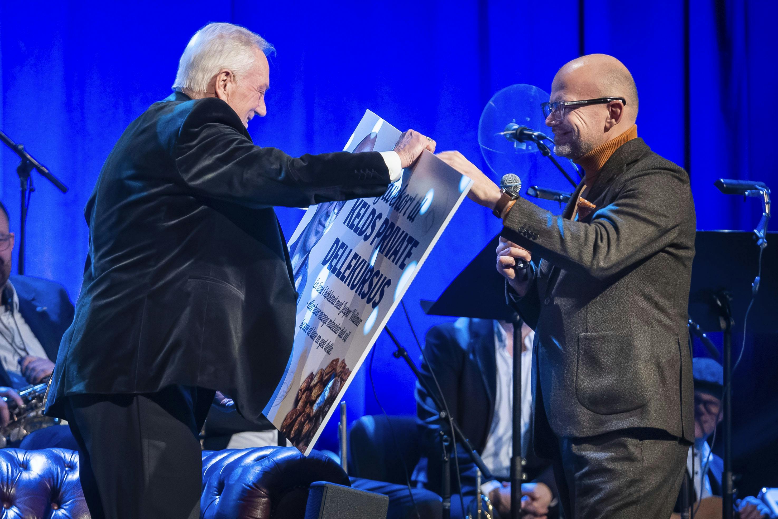 Jesper Vollmer overrækken gaven til svigerfar Keld Heick.