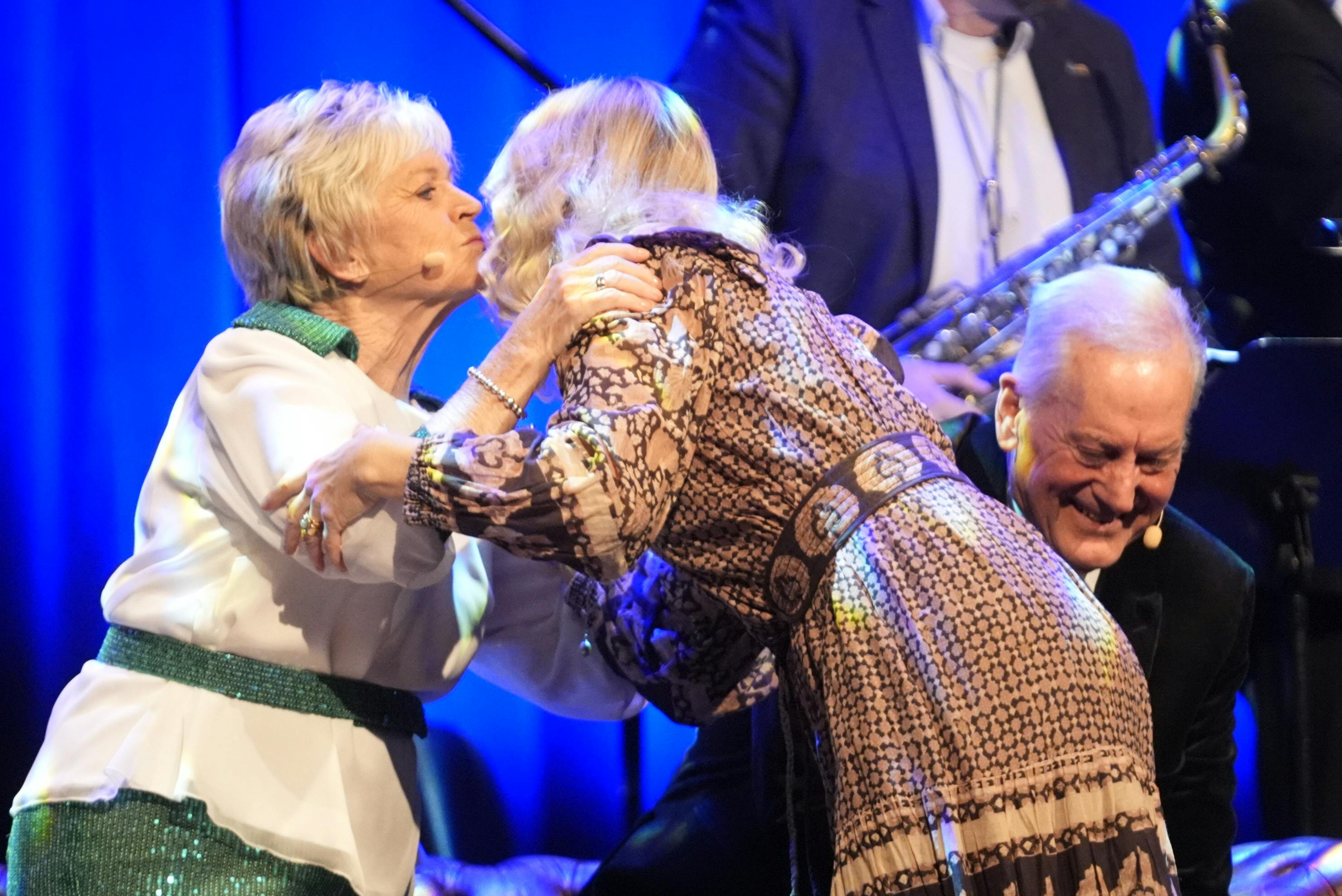 Annette Heick får kys af mor Hilda på scenen i Portalen.