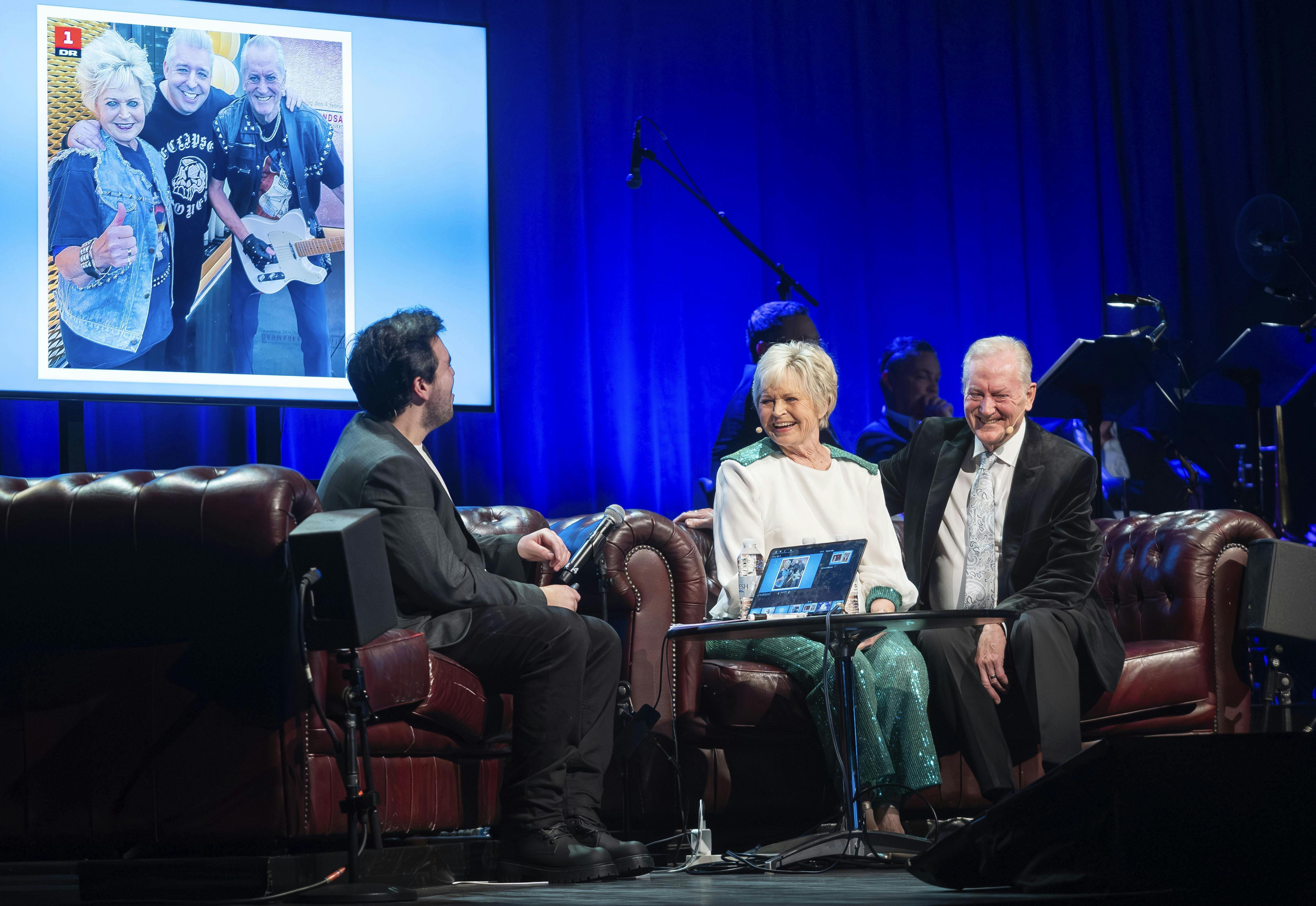 Lukas Birch interviewer Keld og Hilda på scenen i Portalen.
