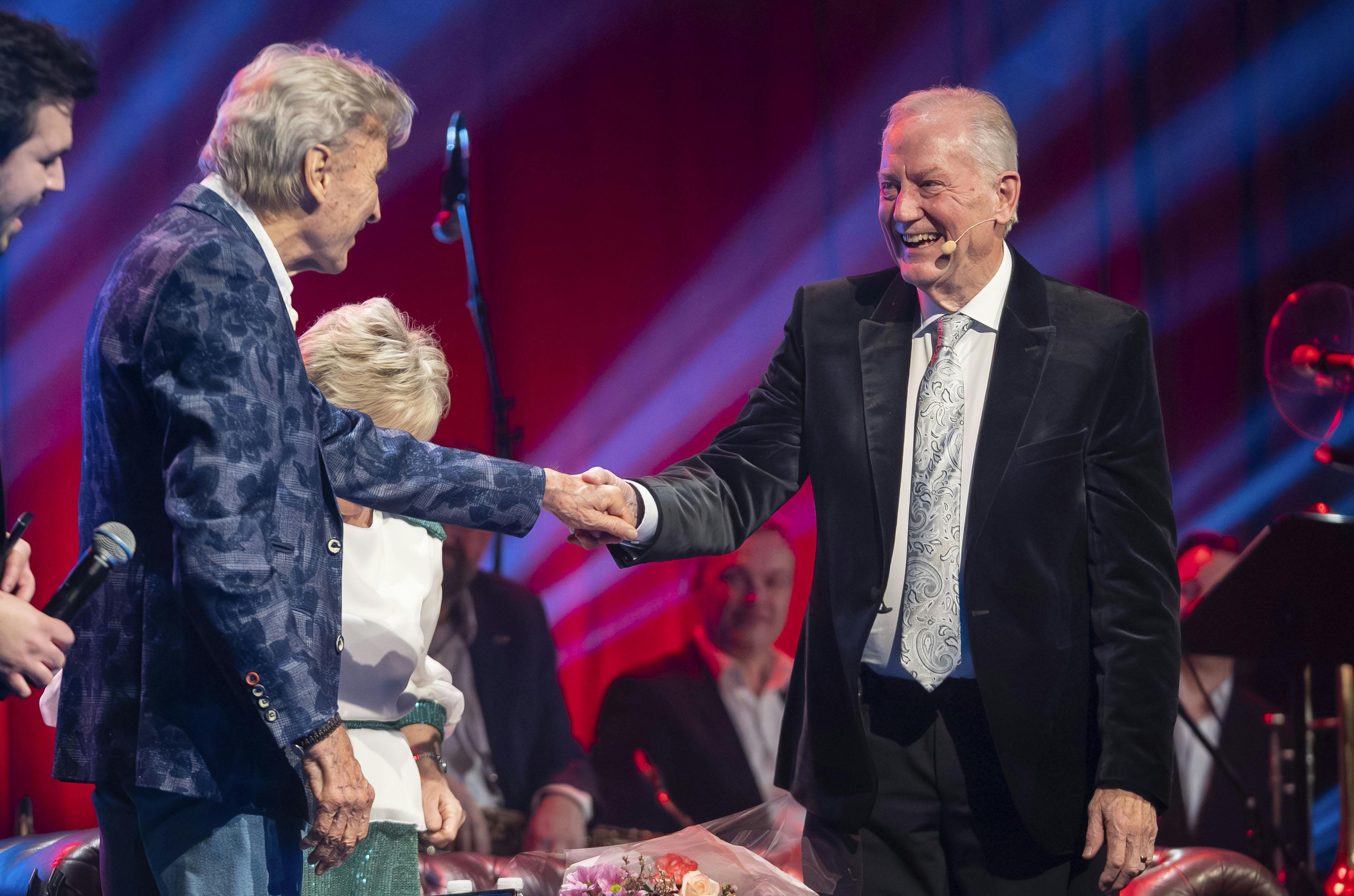 Jørgen de Mylius bliver bud velkommen på scenen af Keld Heick.