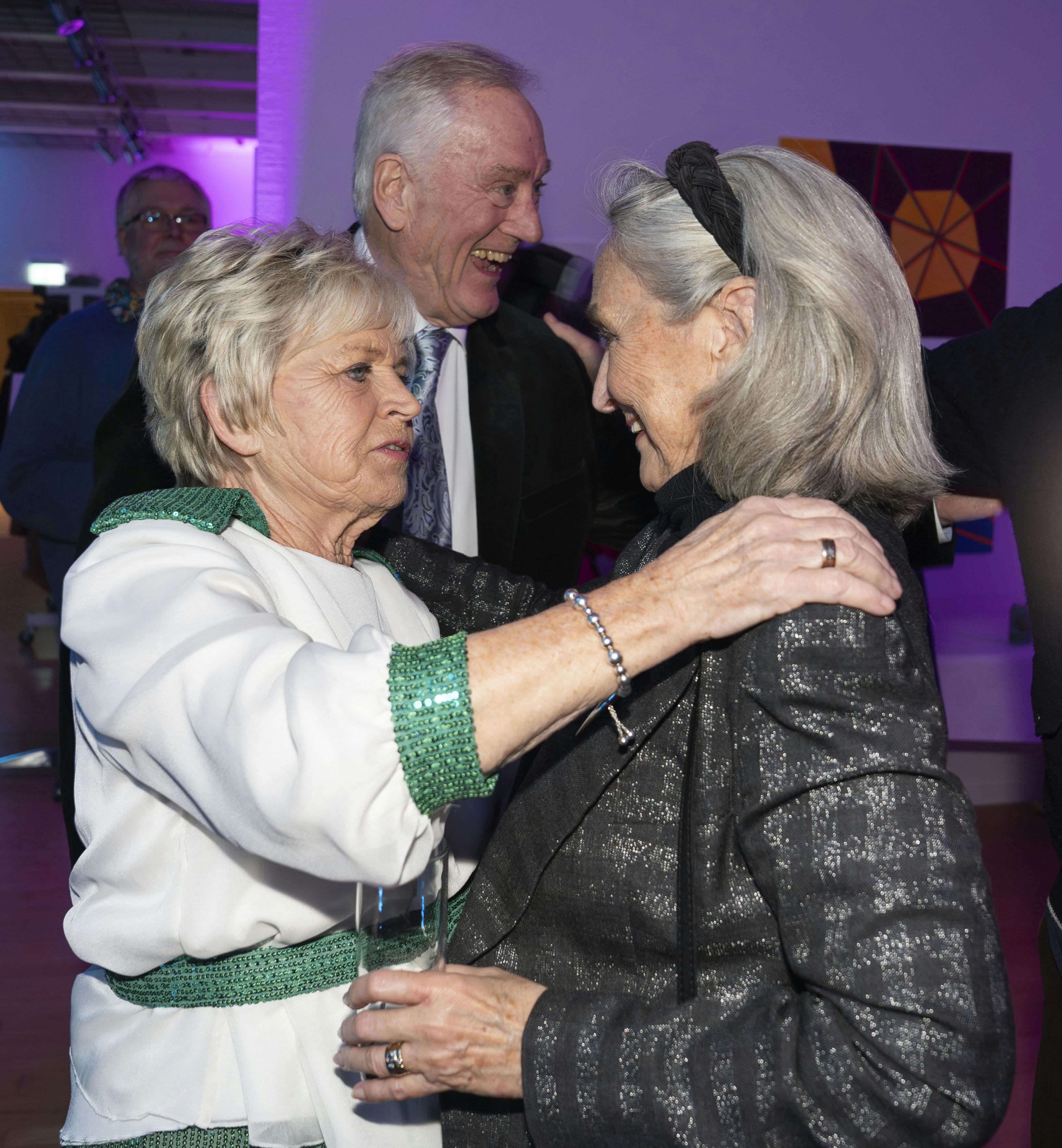 Rudi Nielsen hilser efter koncerten på sin veninde Hilda Heick.