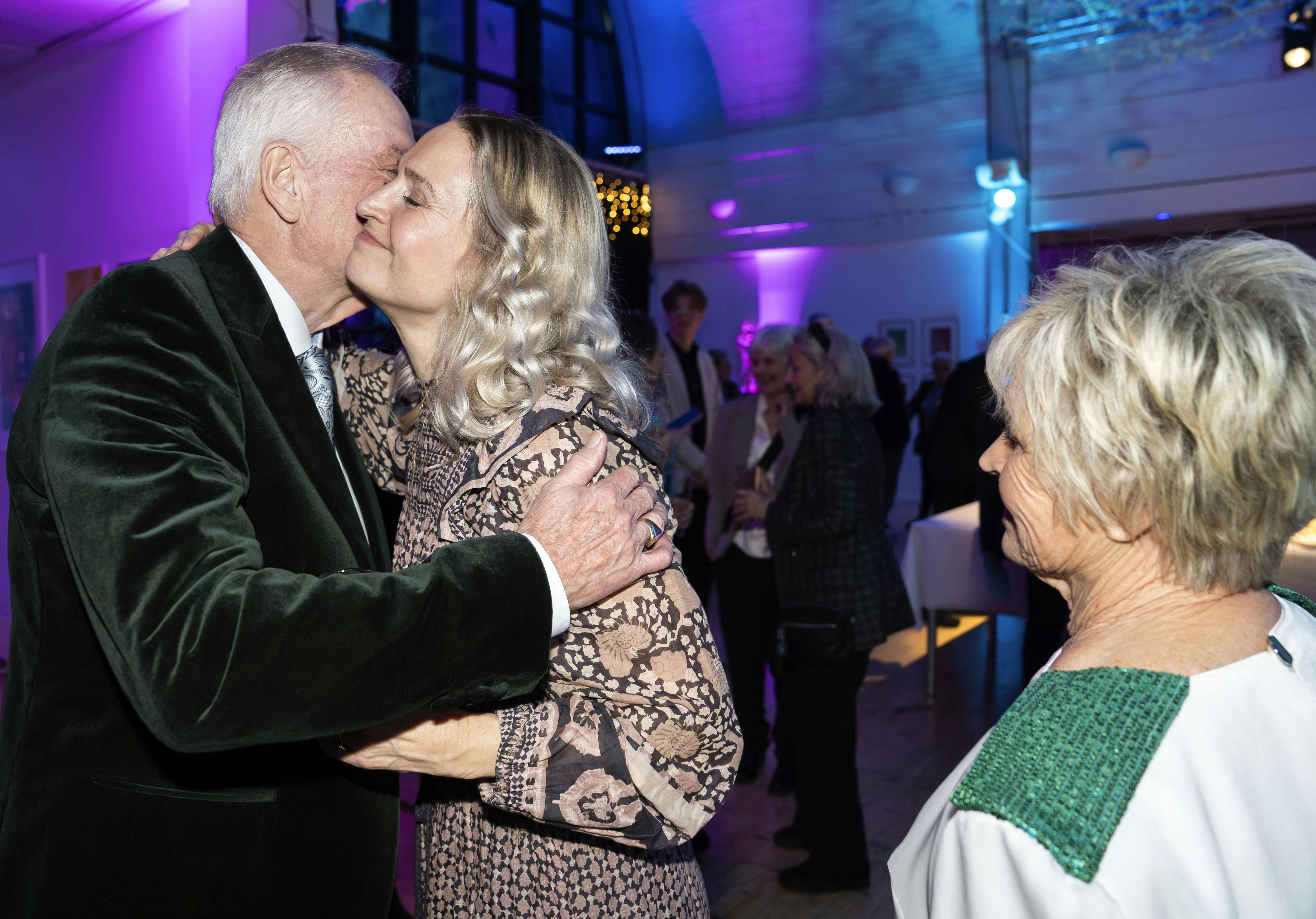 Familie og kendte venner uddelte kram efter Keld og Hilda Heicks afskedskoncert