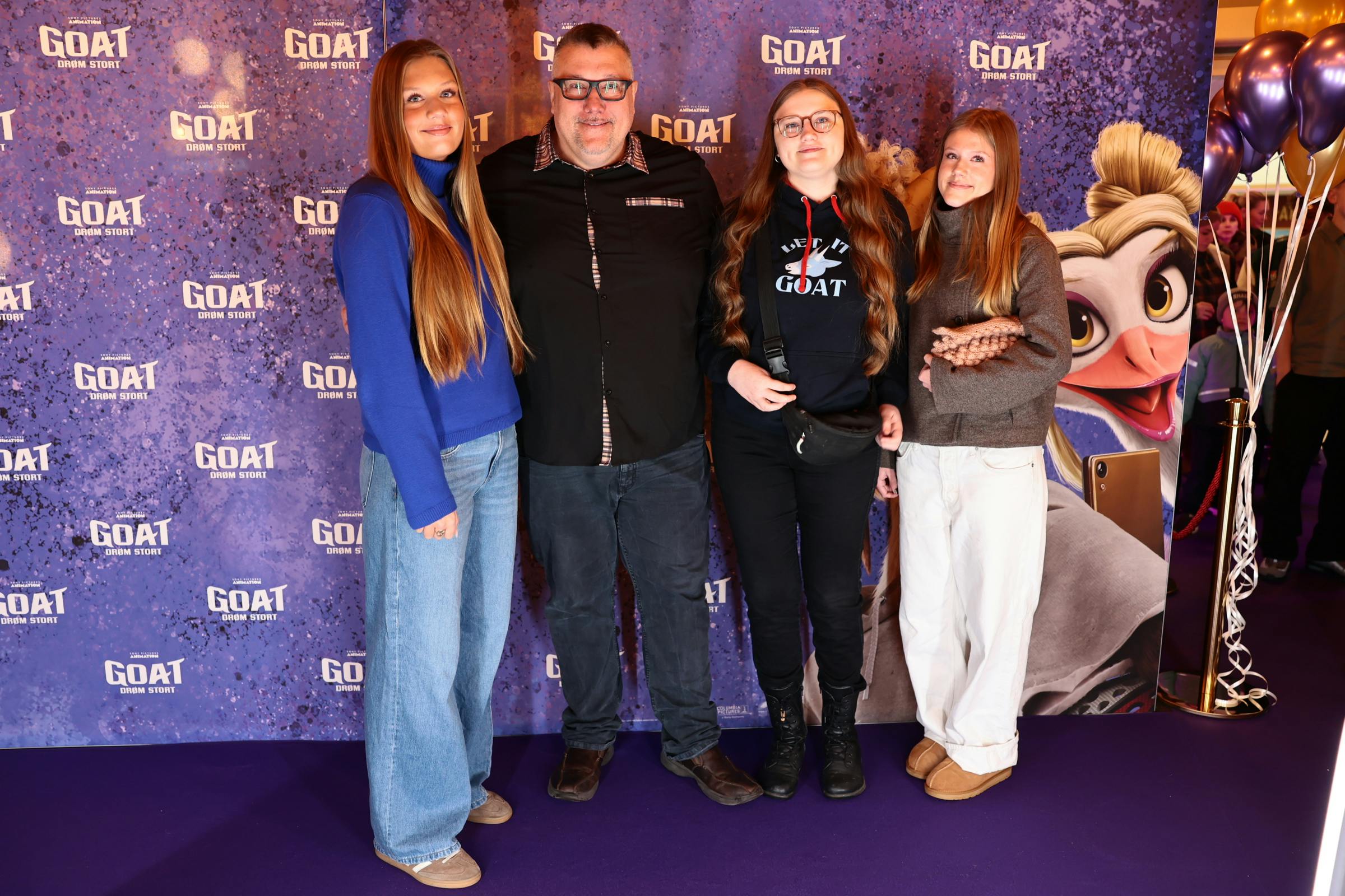 Amin Jensen omgivet af sine tre døtre.