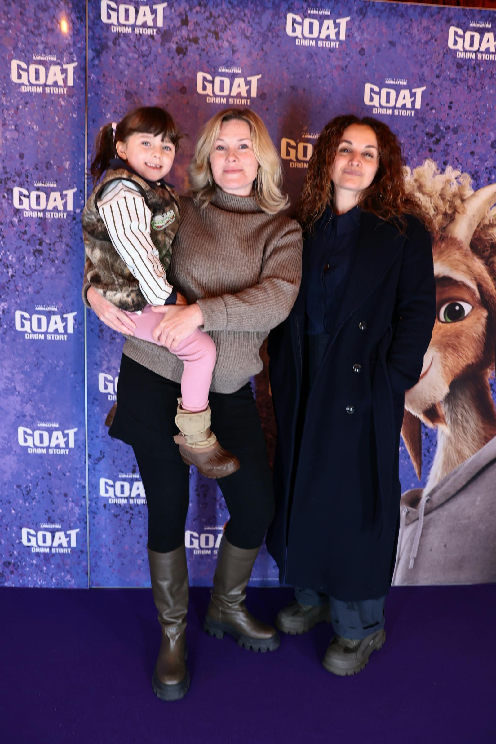 Sofie Torp med sin datter Olga på armen og Camilla Lau. 