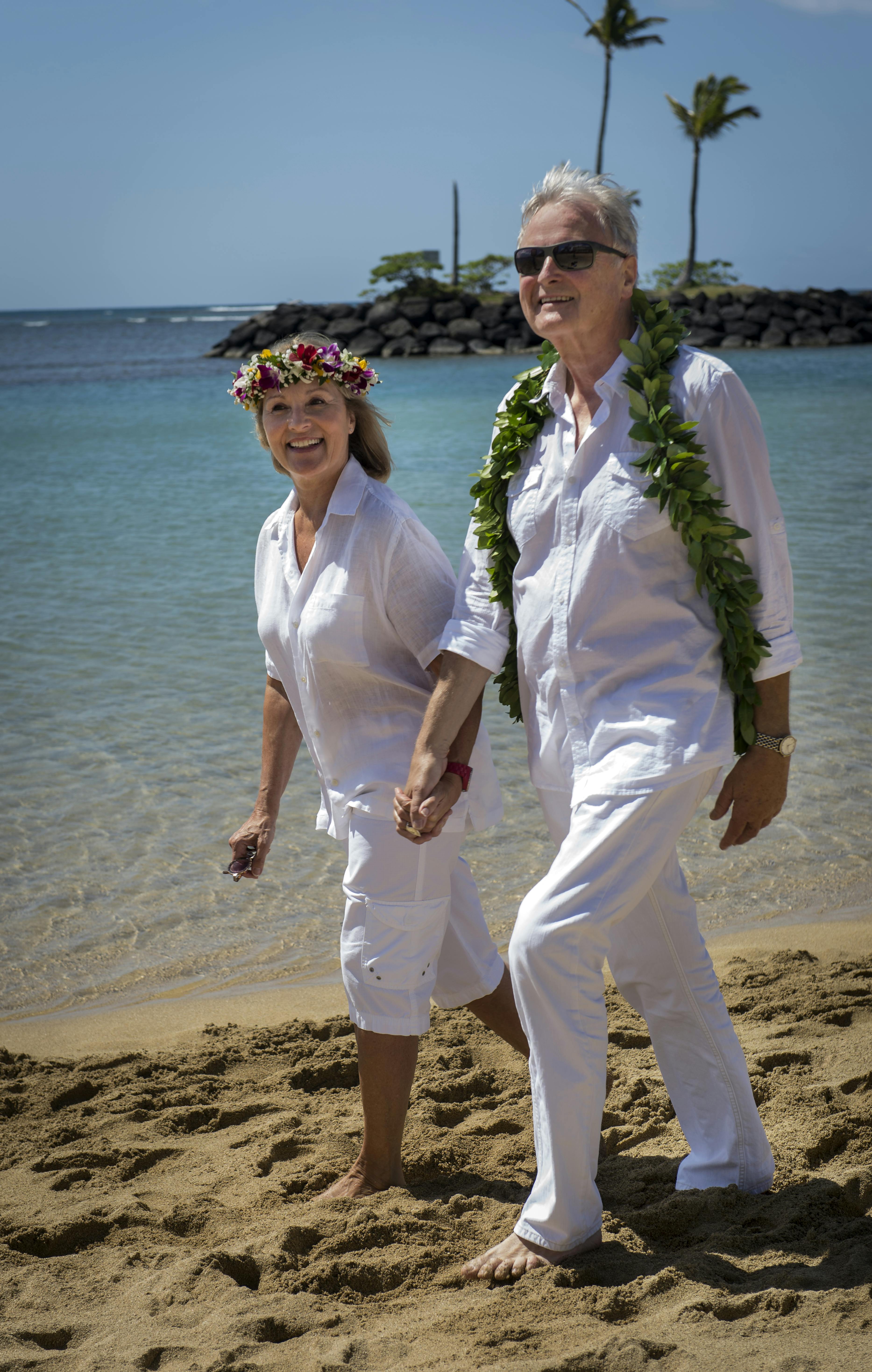 Skuespillerne Susse Wold og Bent Mejding i Honolulu på Hawaii 30 år efter deres bryllup på netop Hawaii.