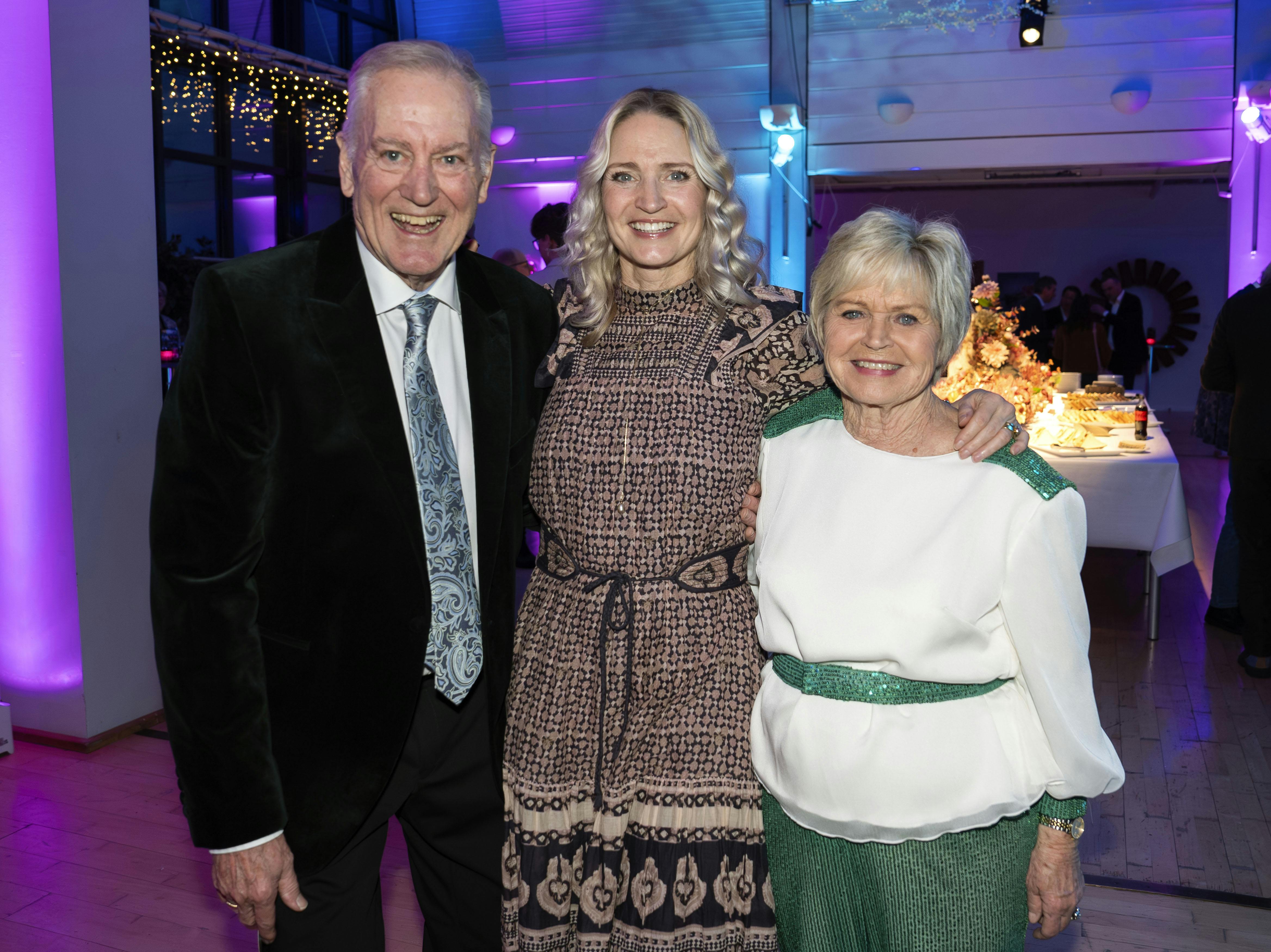 Annette Heick mellem sine forældre Keld og Hilda.