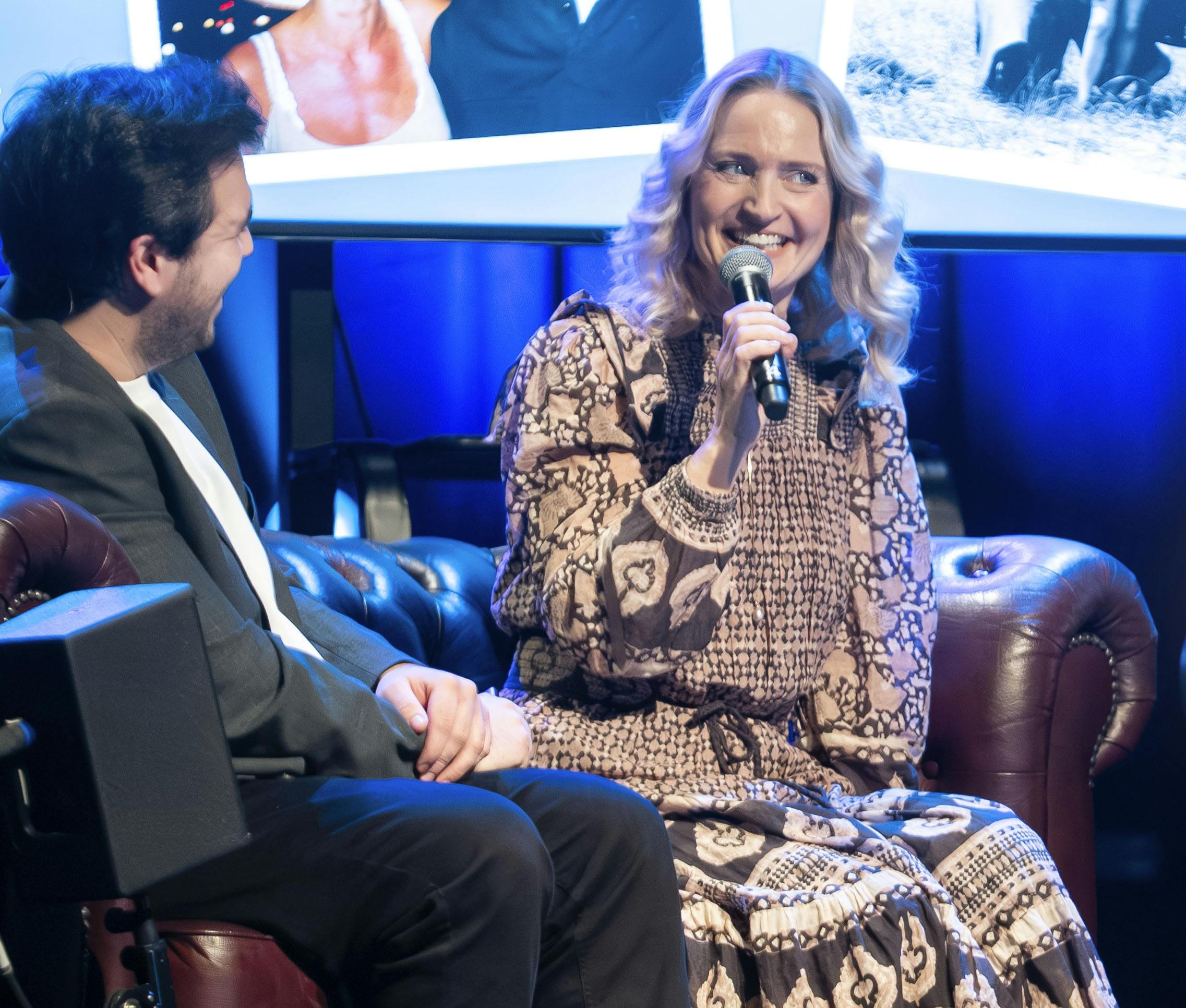 Annette Heick i sofaen hos konferencier Lukas Birch.