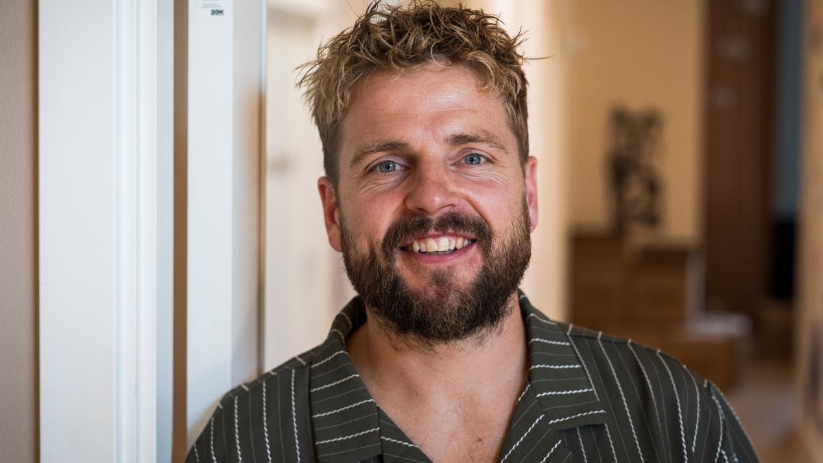 Kasper Fisker har fået en meget smertefuld start på familieferien. 