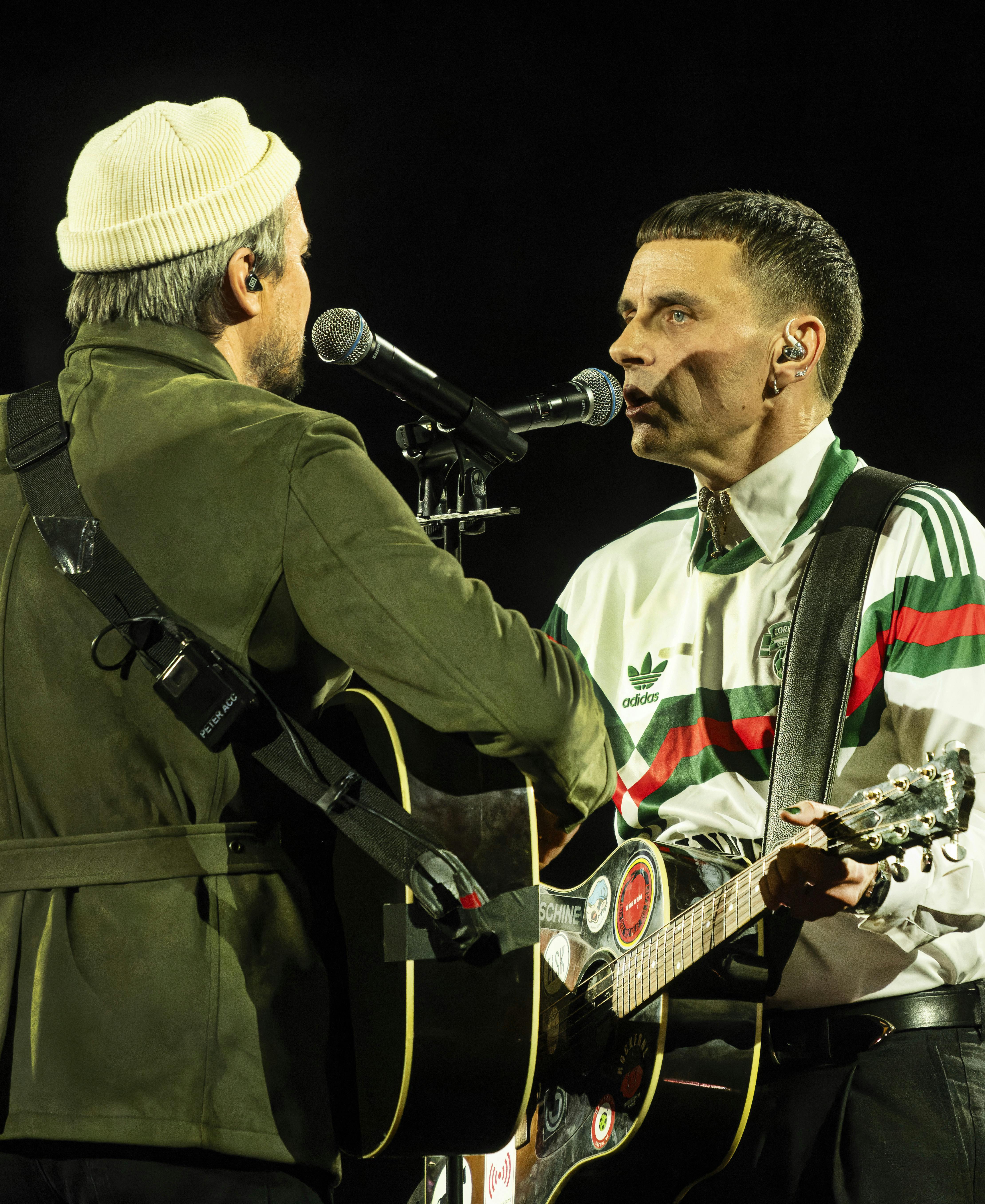 Simon Kvamm på scenen, her med Peter Sommer, under sin kirketour "Alle Sangene - Alle Vennerne" i Royal Arena fredag den 6. februar 2026.