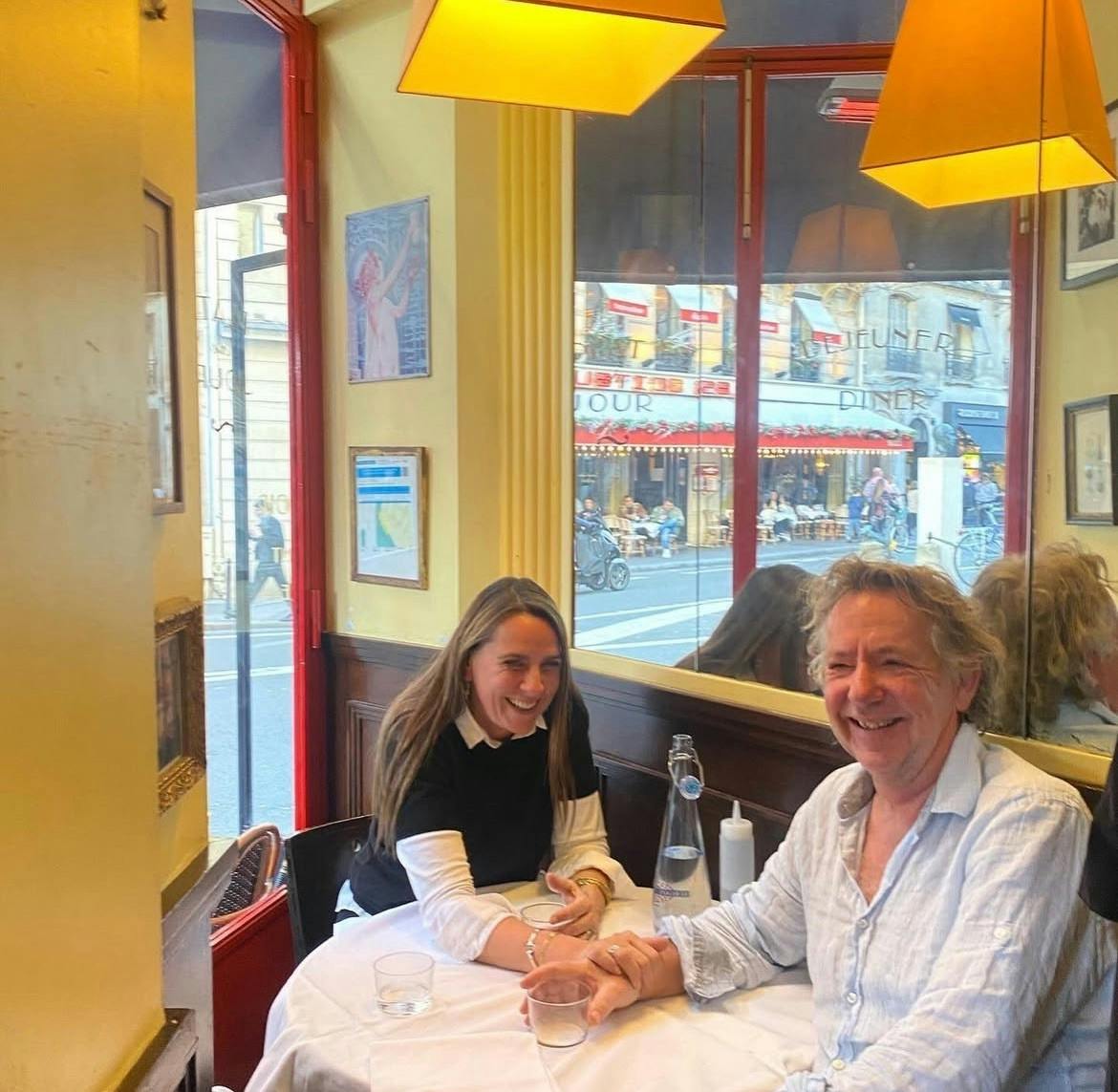 Anne Hjernøe i en munter hyggestund med sin mand Folmer Jepsen.