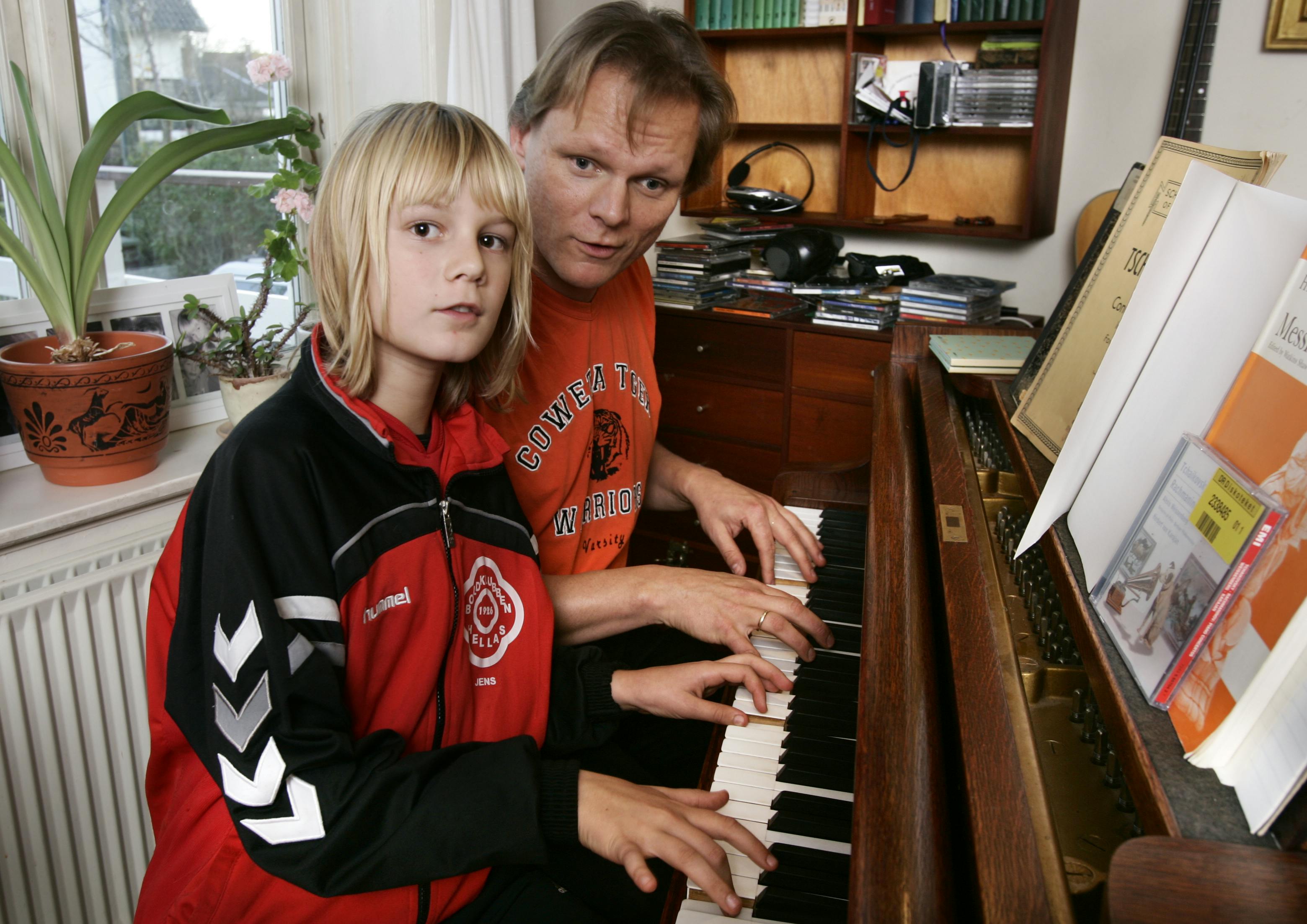 Jens Konrad har arvet kærligheden til musik og er i dag musiker. Her ses han med sin far, Sigurd Barrett, i 2005.