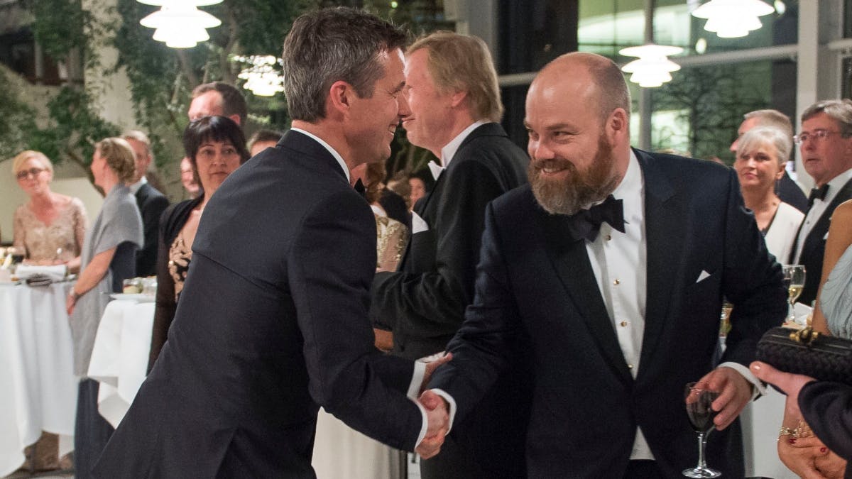 Kong Frederik hilser her på sin gode ven, milliardæren Anders Holch Povlsen
