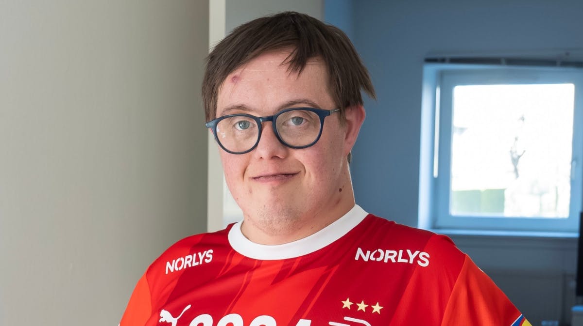 Jeff Pitzner fra "Ups, vi er voksne" er stadig kærester med Caroline.