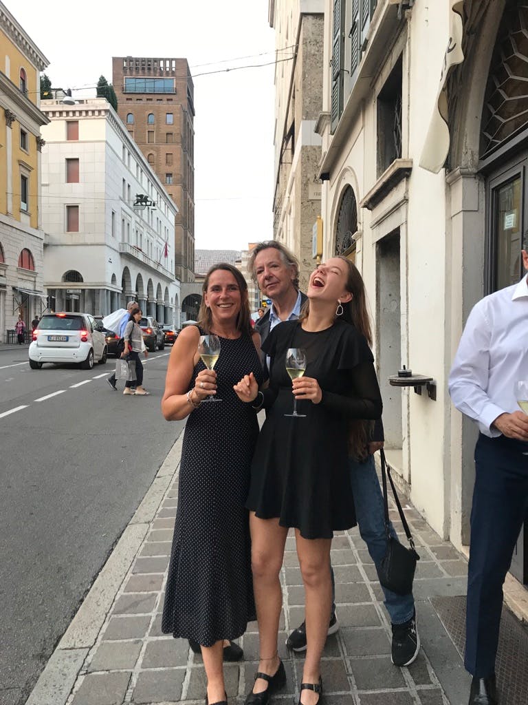 Anne Hjernøe med manden Folmer og datteren Camille.