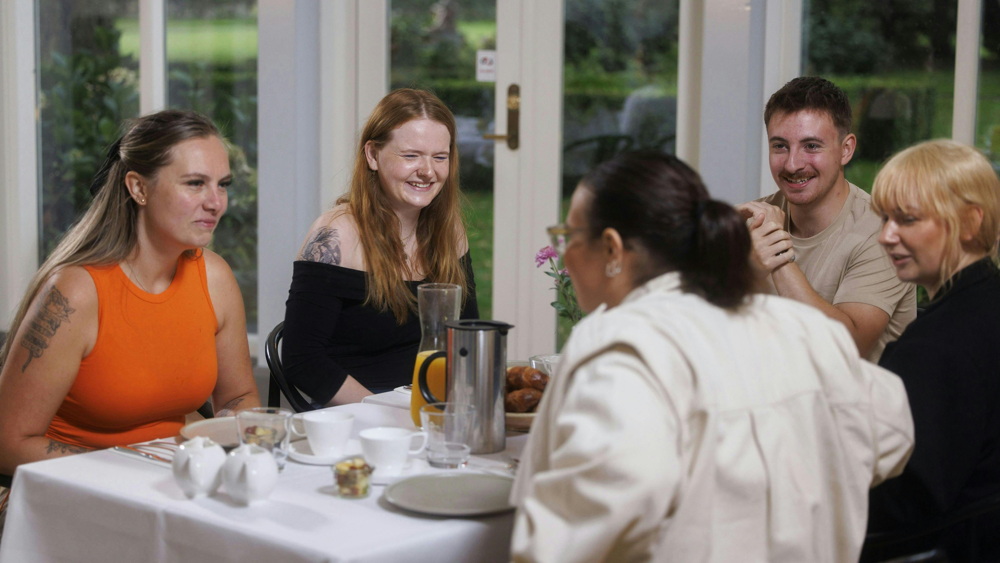 Samuel havde mange kvinder ved sit bord under morgenmadsdaten. 