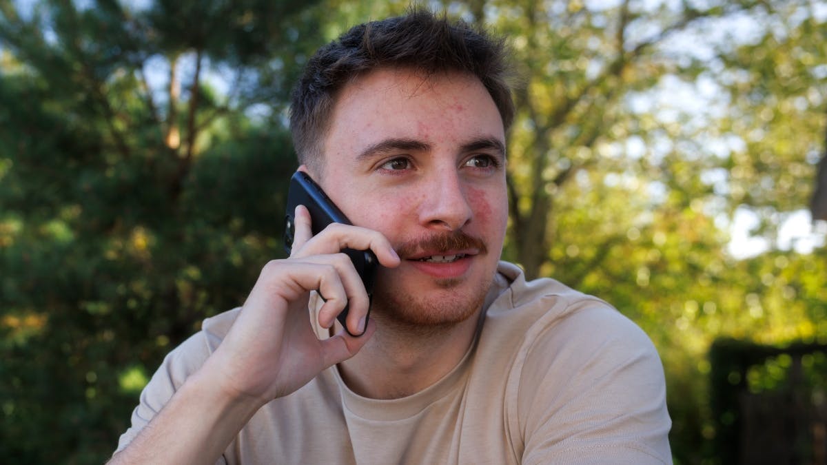 Samuel bliver konfronteret af kvinderne i fjerde afsnit af "Kærlighed hvor kragerne vender". 